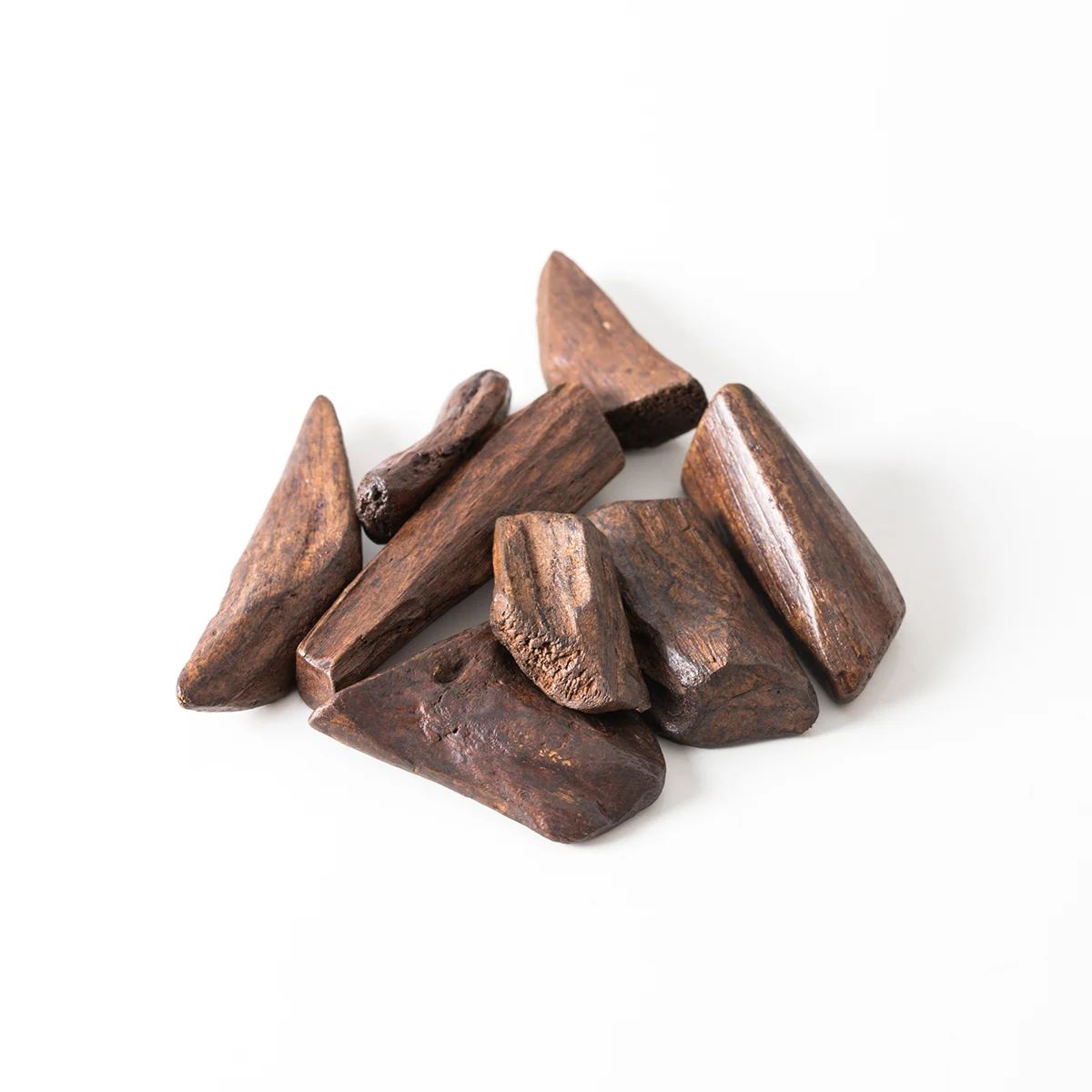 Arabian Oud Oud 350 chips 30g on white background, natural oud bakhoor UK