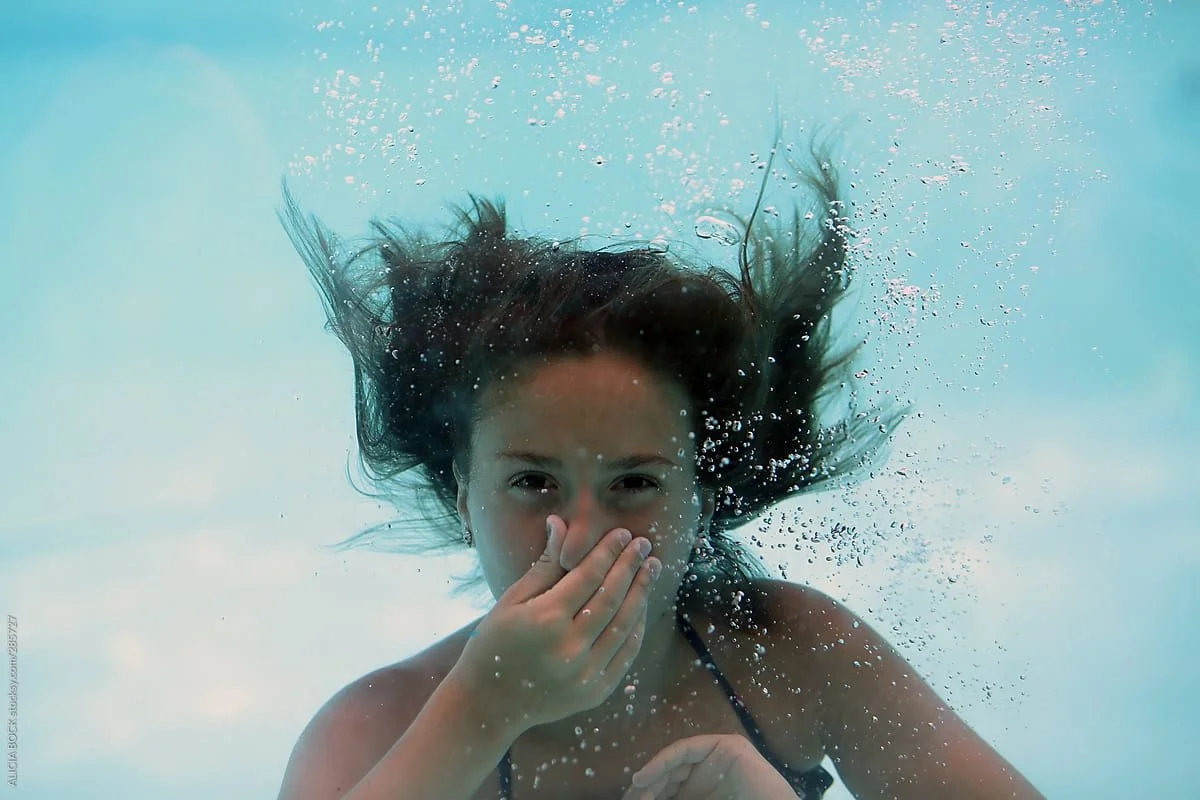 saw girl underwater
