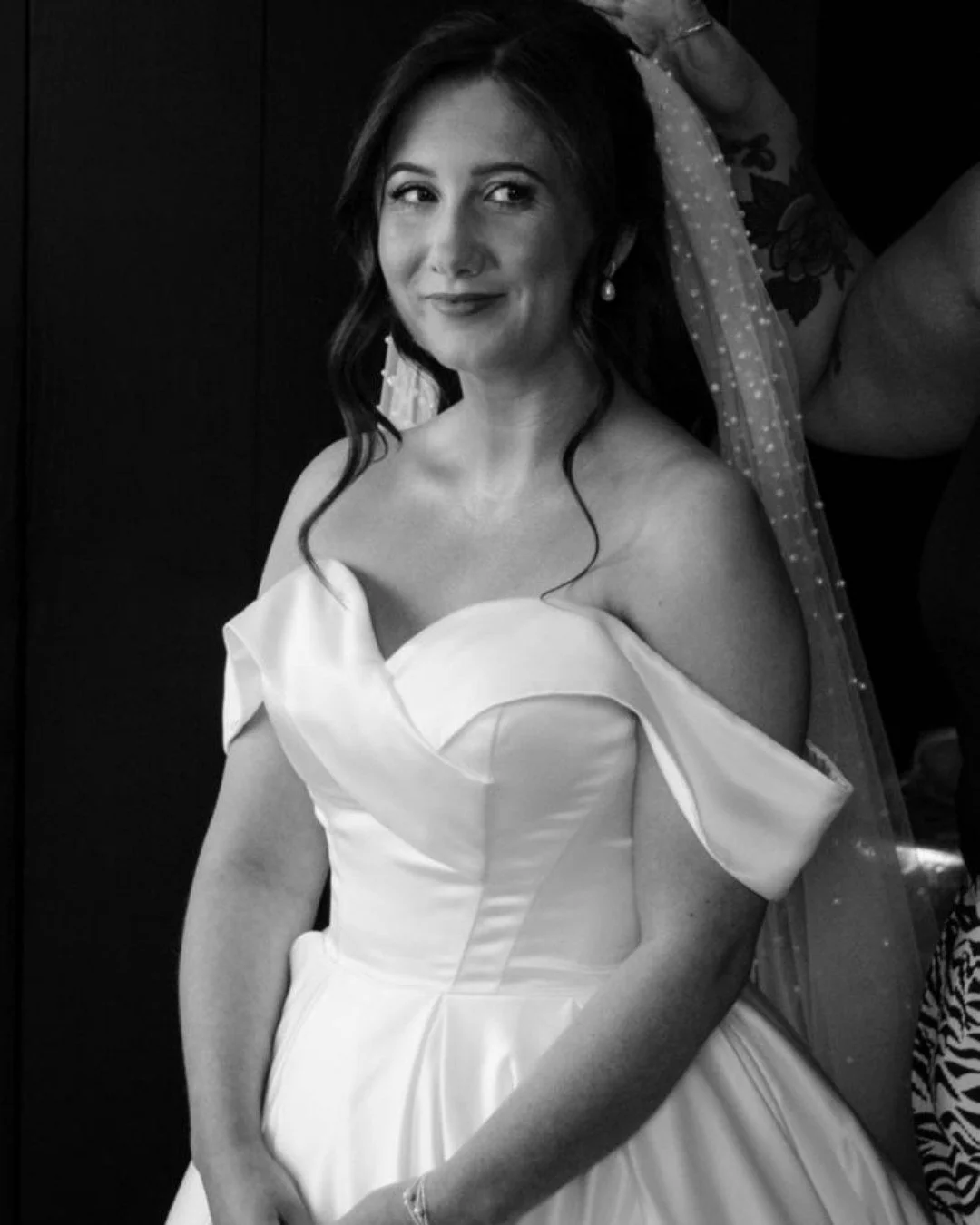 Our stunning bride Amy, how gorgeous is this dress and pear veil ๐
 #glasgowbridesmaids #bride #WeddingDressGoals #BrideGoals #weddingready #realbrides #AlterationsExpert