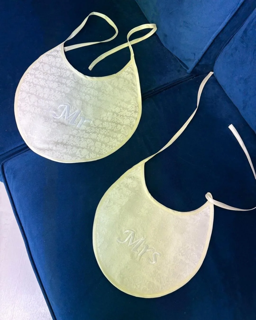 Vintage Bibs for the Bride &amp; Groom at their meal 😍

We used the excess fabric from the brides dress to make two bibs for during their meal to keep their outfits clean - such a lovely personal touch! Embroidered by @bebranded_uk 

We don't just a