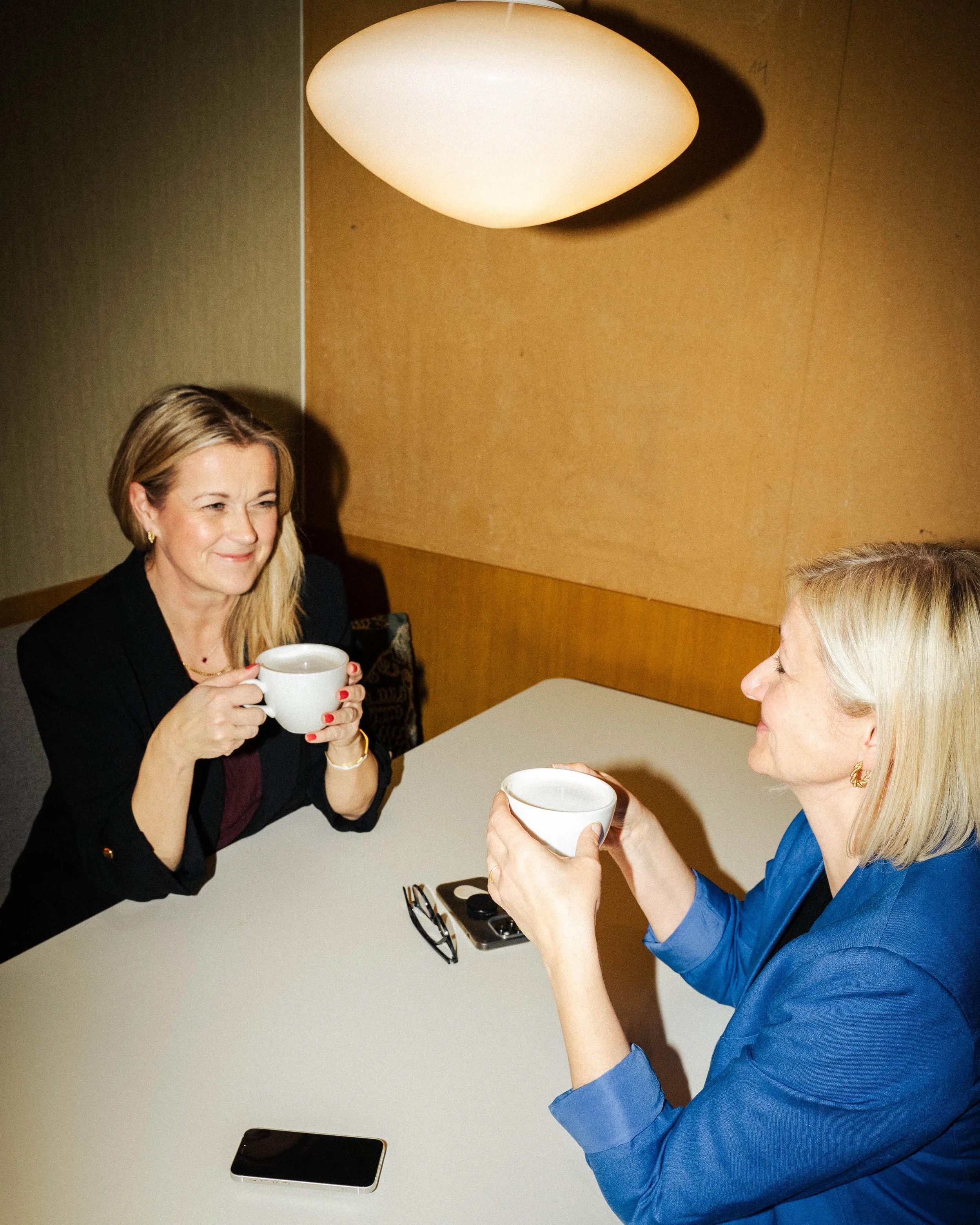 Silje og Ane-Kamilla i Fredag byr gjerne på en kaffe!