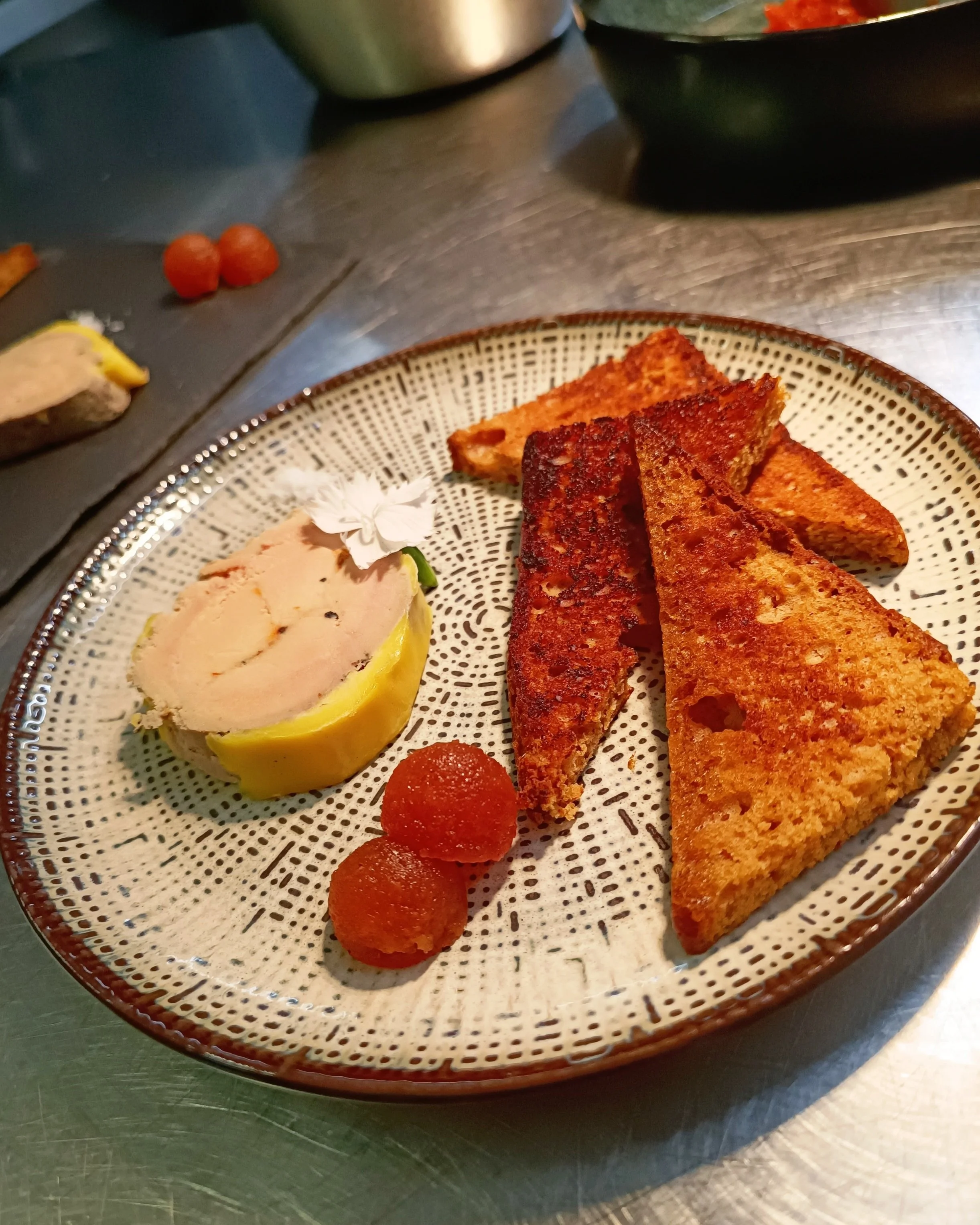 Assiette avec foie gras, toasts grillés et confiture de fruits.