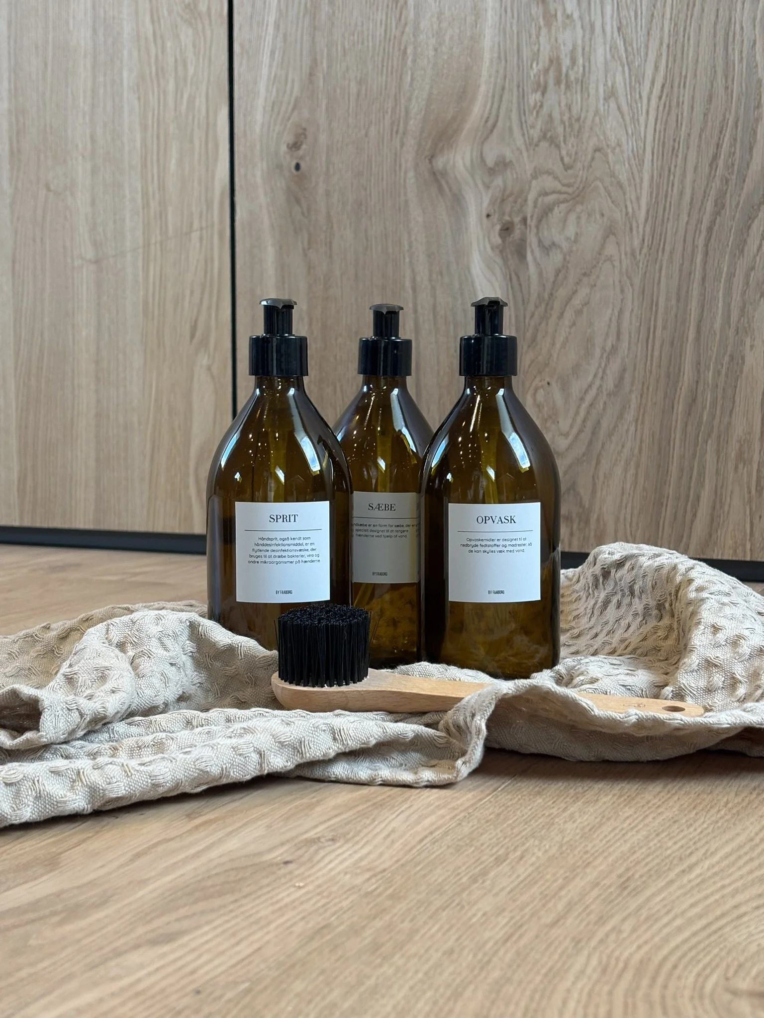 Elegant sæbedispenser i glas til moderne hjem.JPEG