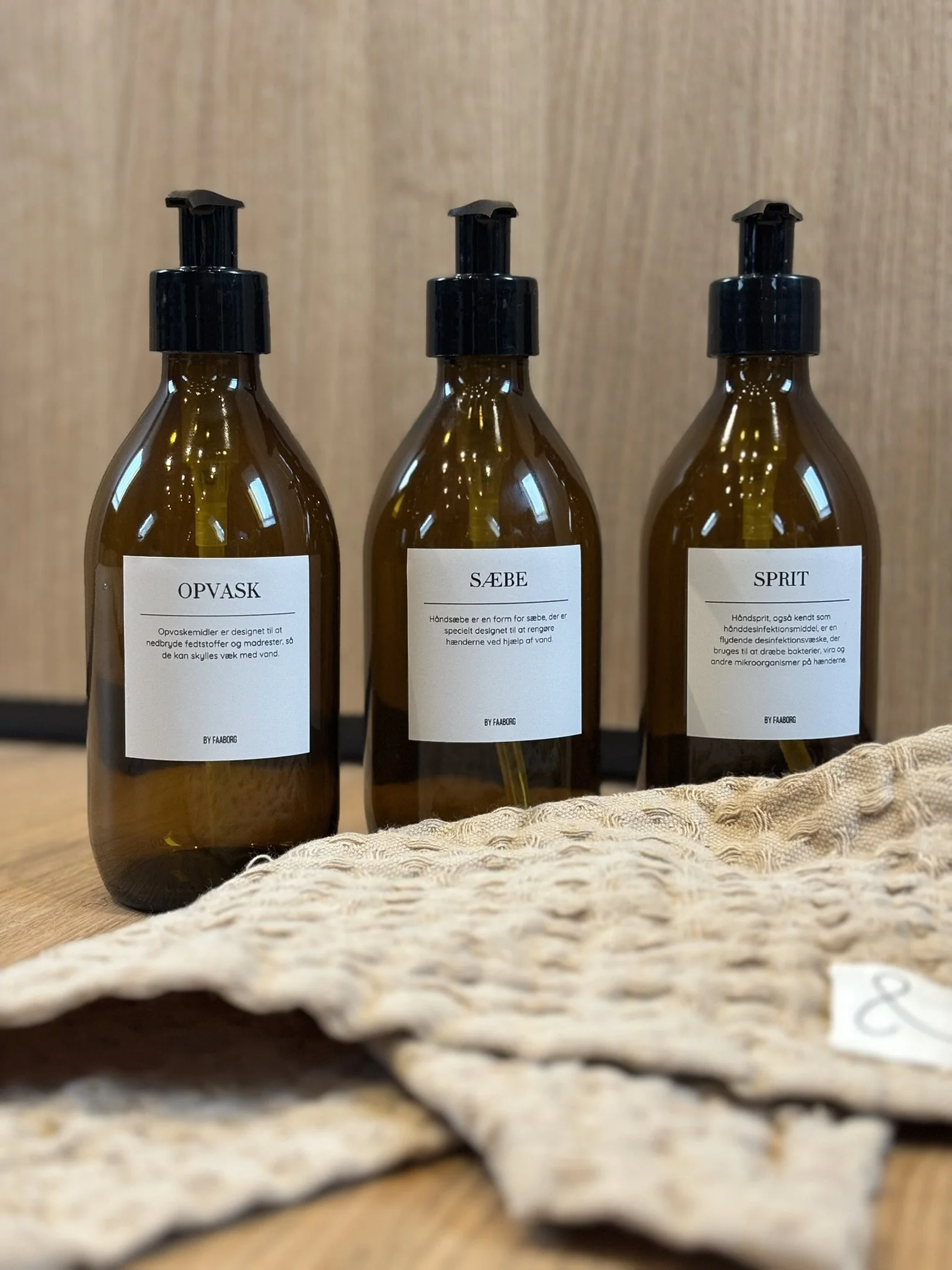 Genopfyldelig glasdispenser til hånddesinfektion.JPEG