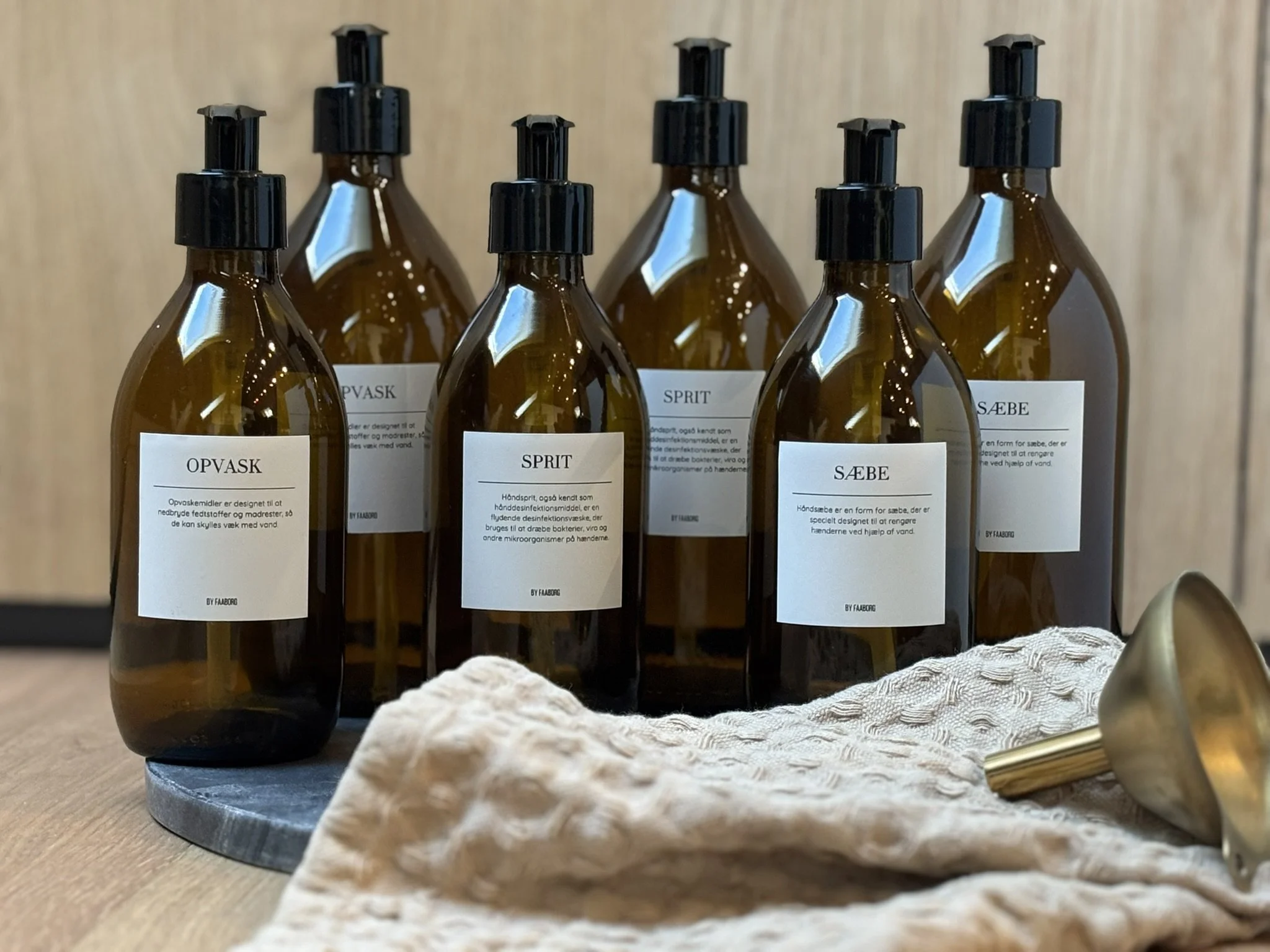 Elegante glasdispensere til sæbe, opvaskemiddel og håndsprit til en køkken, bad eller bryggers