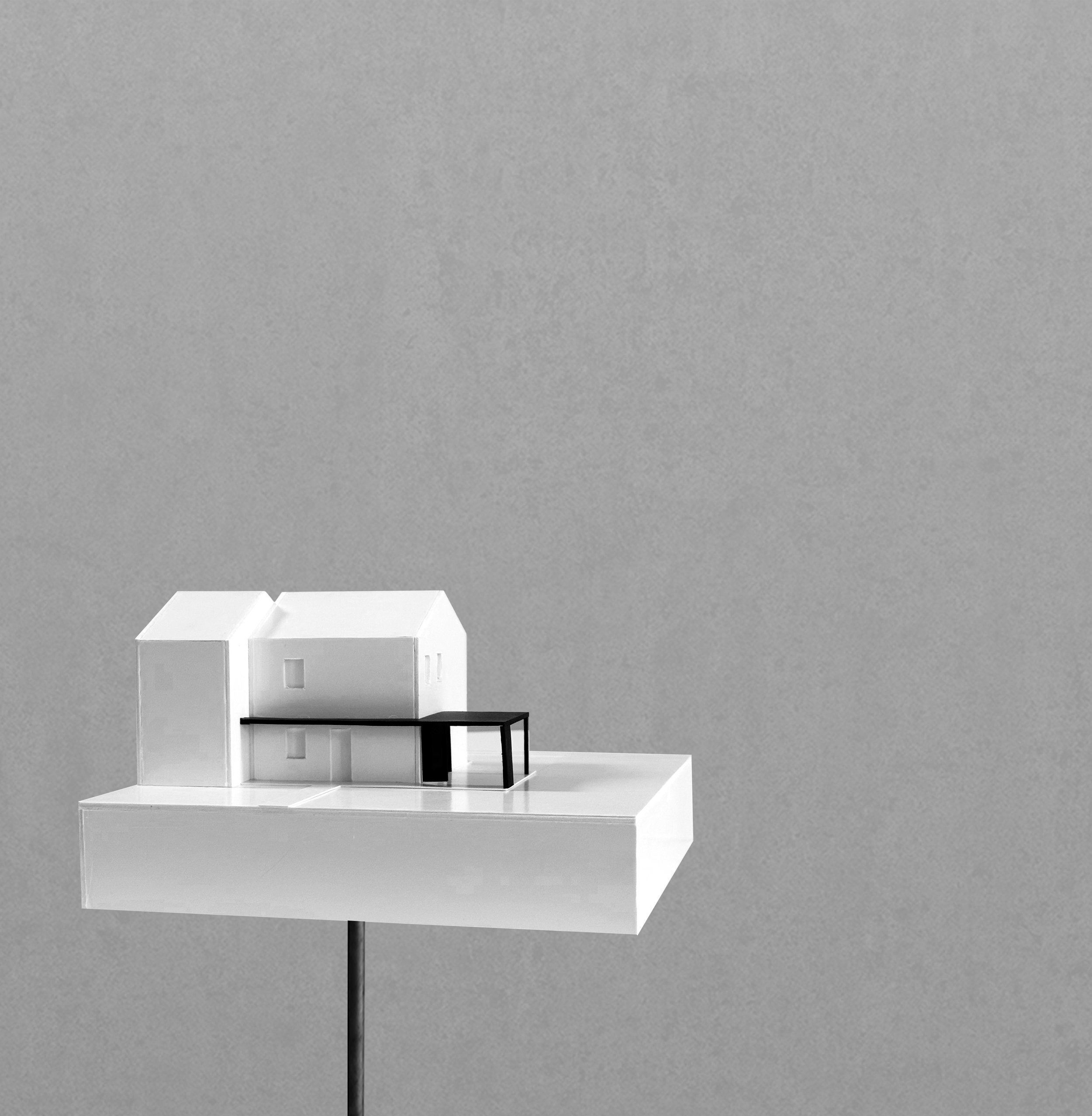 Modello architettonico di una casa moderna su una base bianca