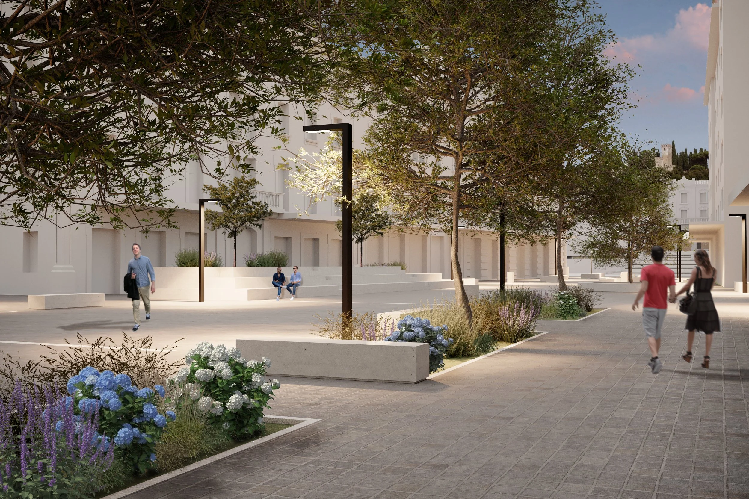 Una piazza moderna con alberi e panchine, alcune persone sedute e altre che camminano, illuminata da lampioni eleganti, con edifici bianchi sullo sfondo e un cielo nuvoloso.