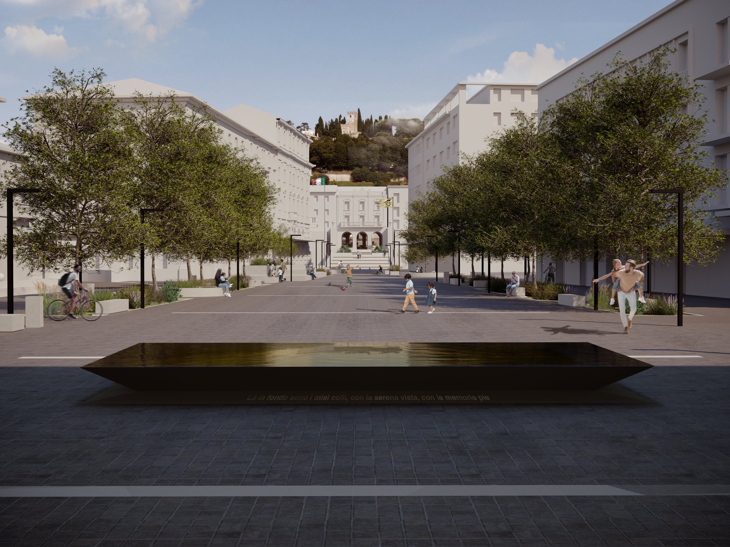 Piazza moderna con alberi, persone che camminano e pedalano, sedie, fontana e edificio storico sullo sfondo, cielo sereno.
