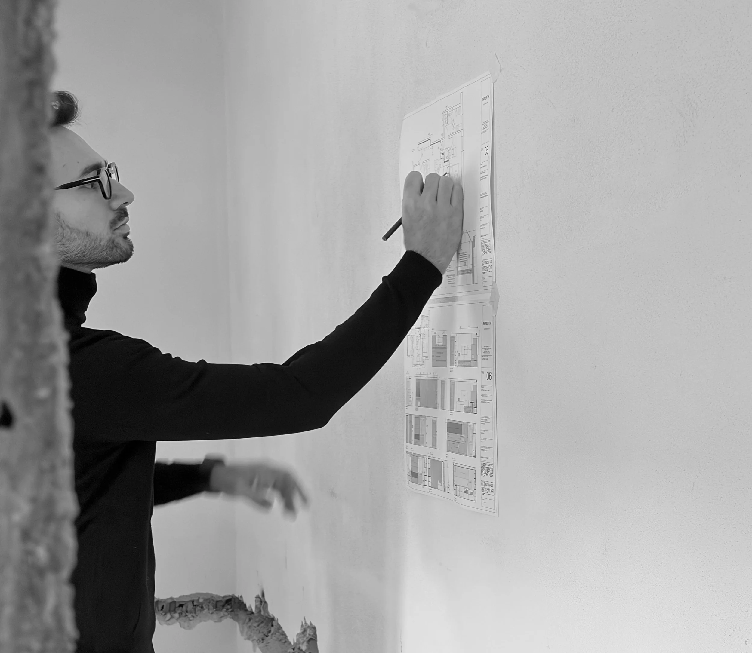 Architetto in cantiere, disegni e modifiche in corso