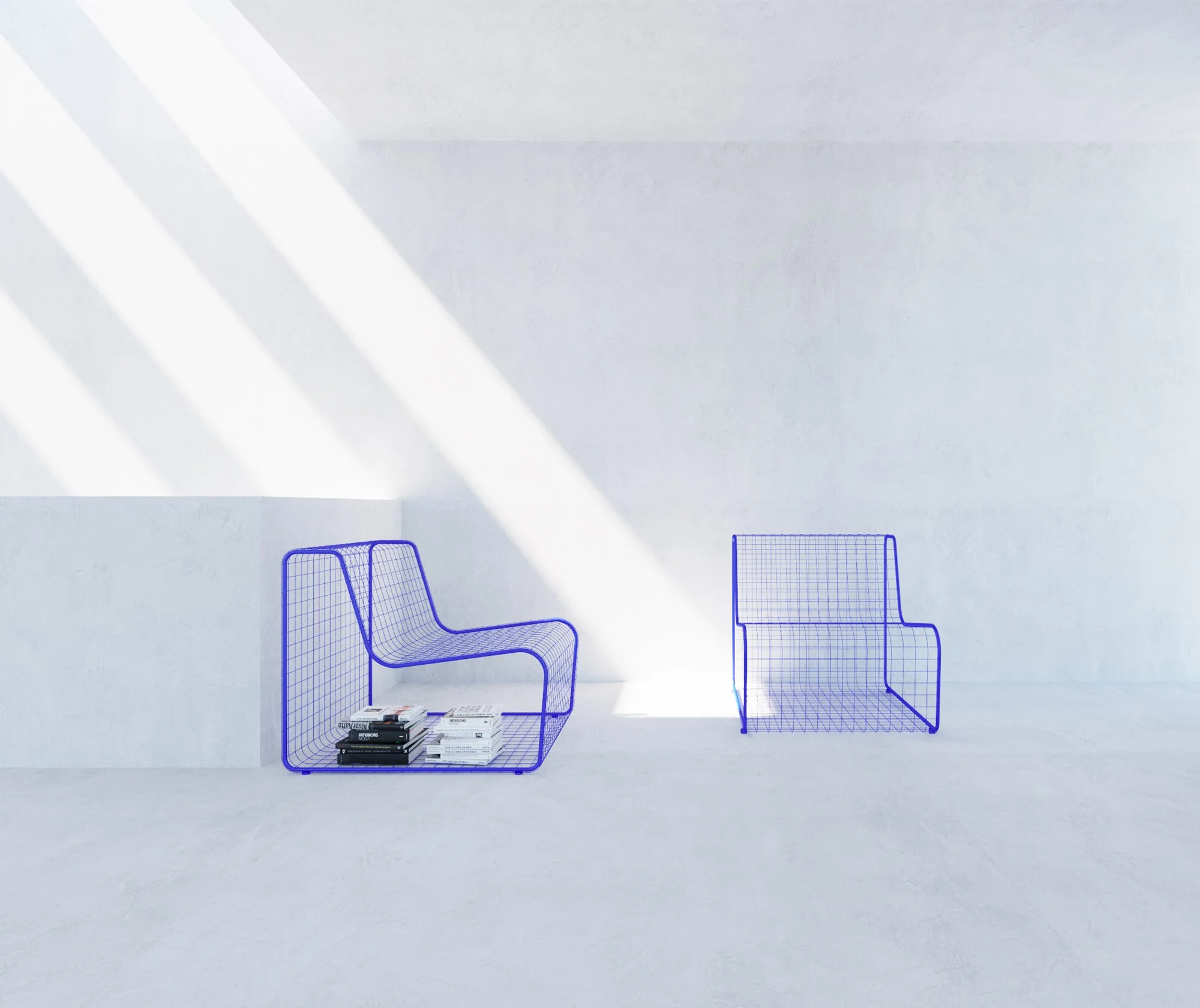 Due sedie blu in metallo in un ambiente bianco minimalista, una con pile di libri e riviste davanti.