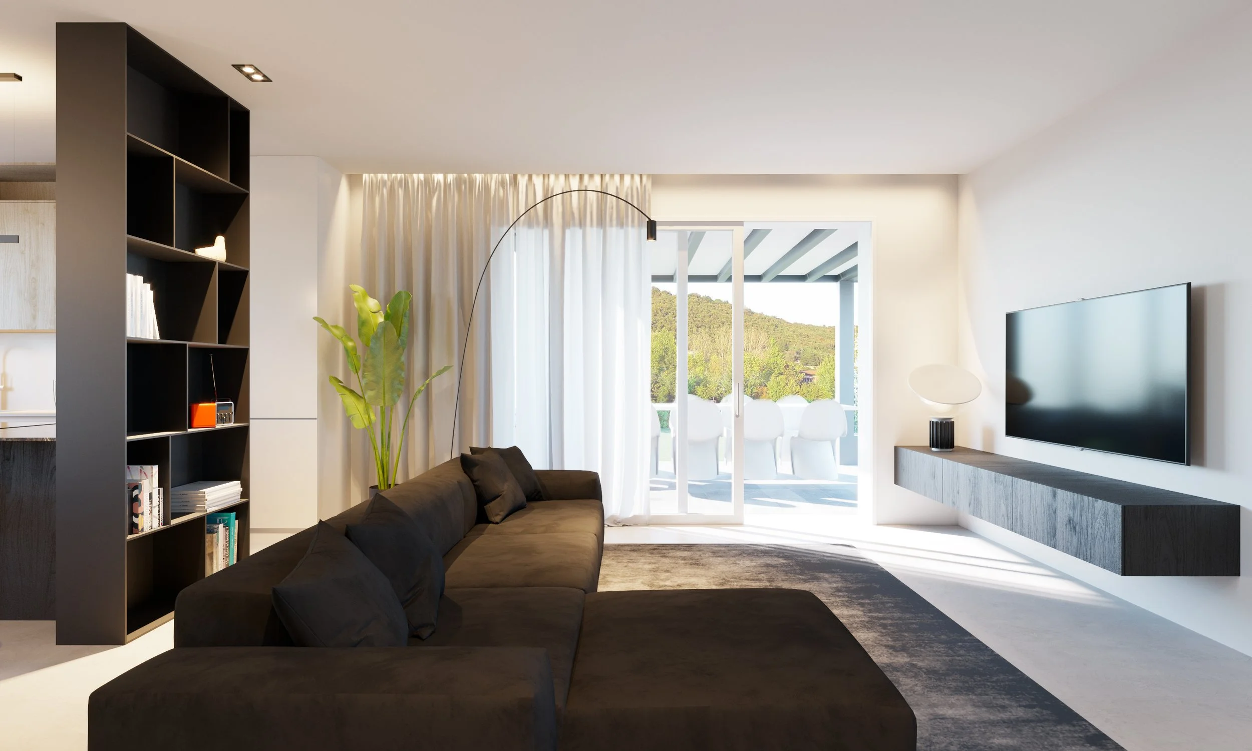 Sala soggiorno moderna con divano nero, libreria nera, piante verdi, grande finestra con tende bianche, terrazza con sedie, TV a parete con mobile grigio