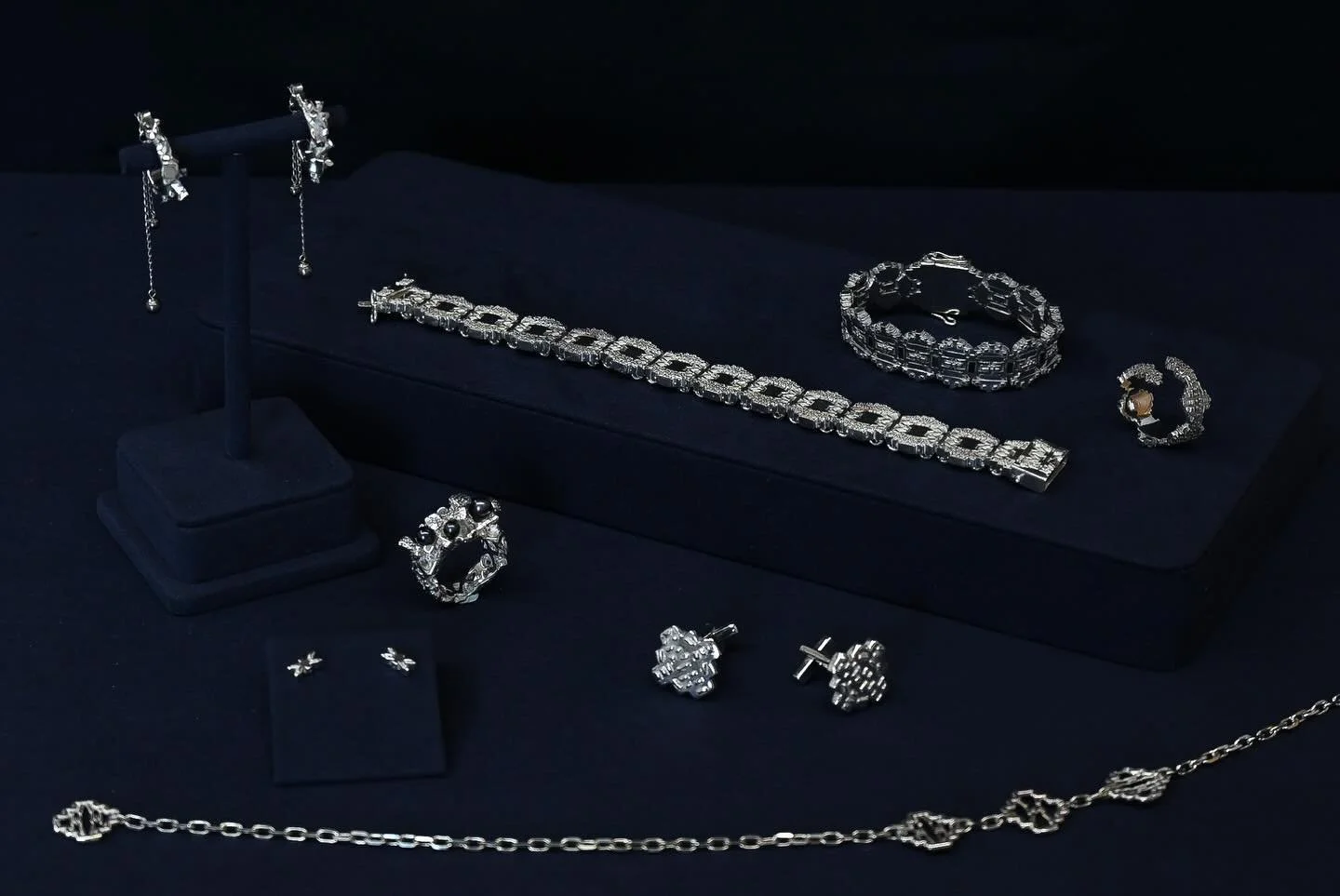 Some of you might have seen Revolting Elegantly Collection in real life already in different exhibitions!
For those who haven&rsquo;t seen it before, here you go!✨
This is a genderless collection inspired by the combination of femininity and masculin