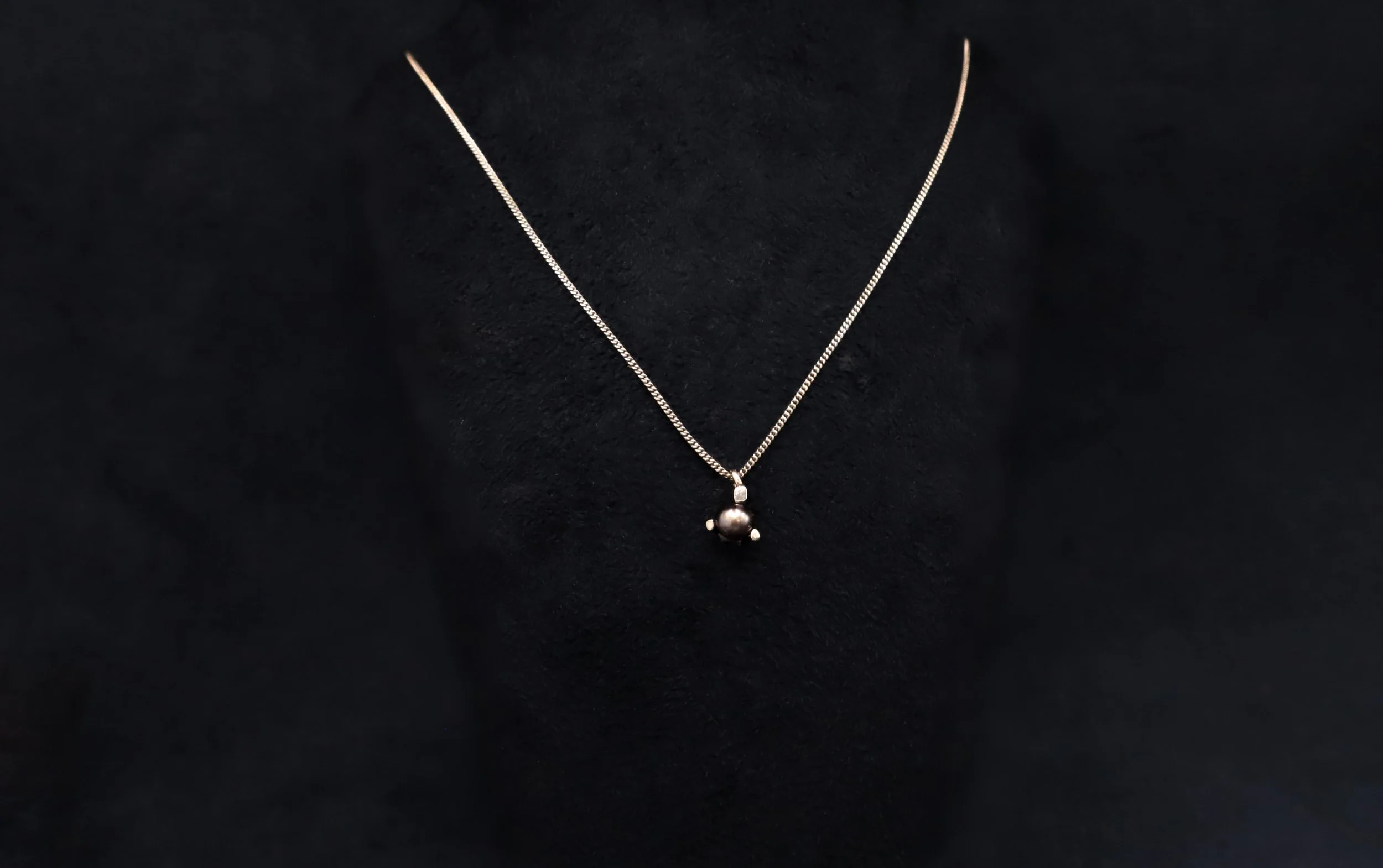 black pearl simple pendant