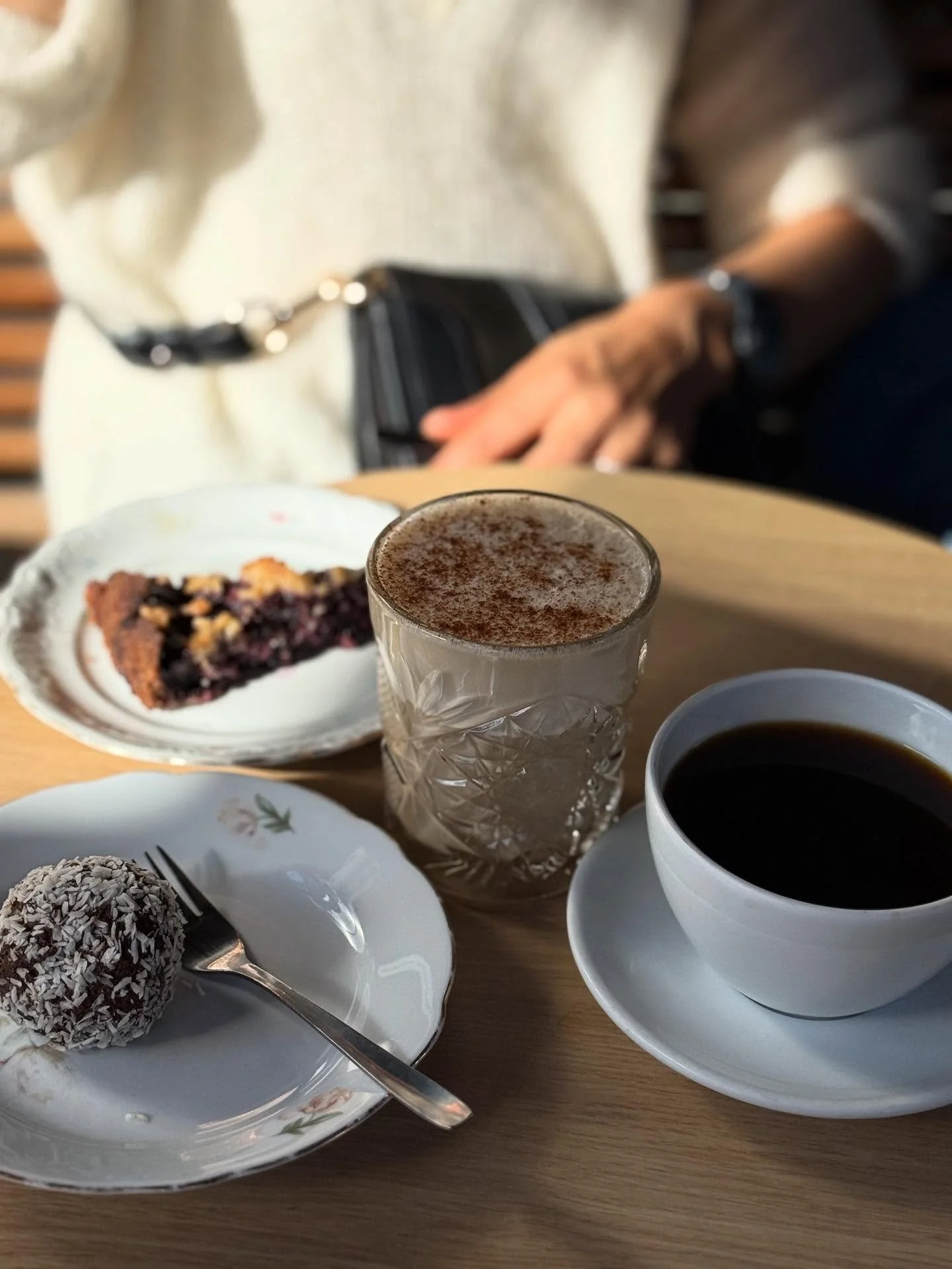 En Su&egrave;de on dit fika, au Danemark hygge.
Deux mots pour une m&ecirc;me id&eacute;e : ralentir, savourer, se reconnecter aussi. 

En naturopathie, c&rsquo;est l&rsquo;esprit de la r&egrave;gle des 80/20 : 80 % d&rsquo;habitudes saines, 20 % de 