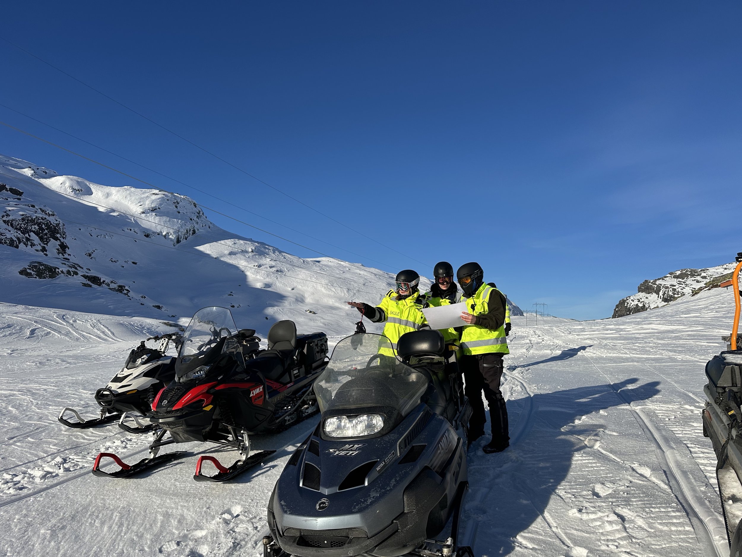 Tre snøscooterkjørere på snøskuterkurs i Røldal