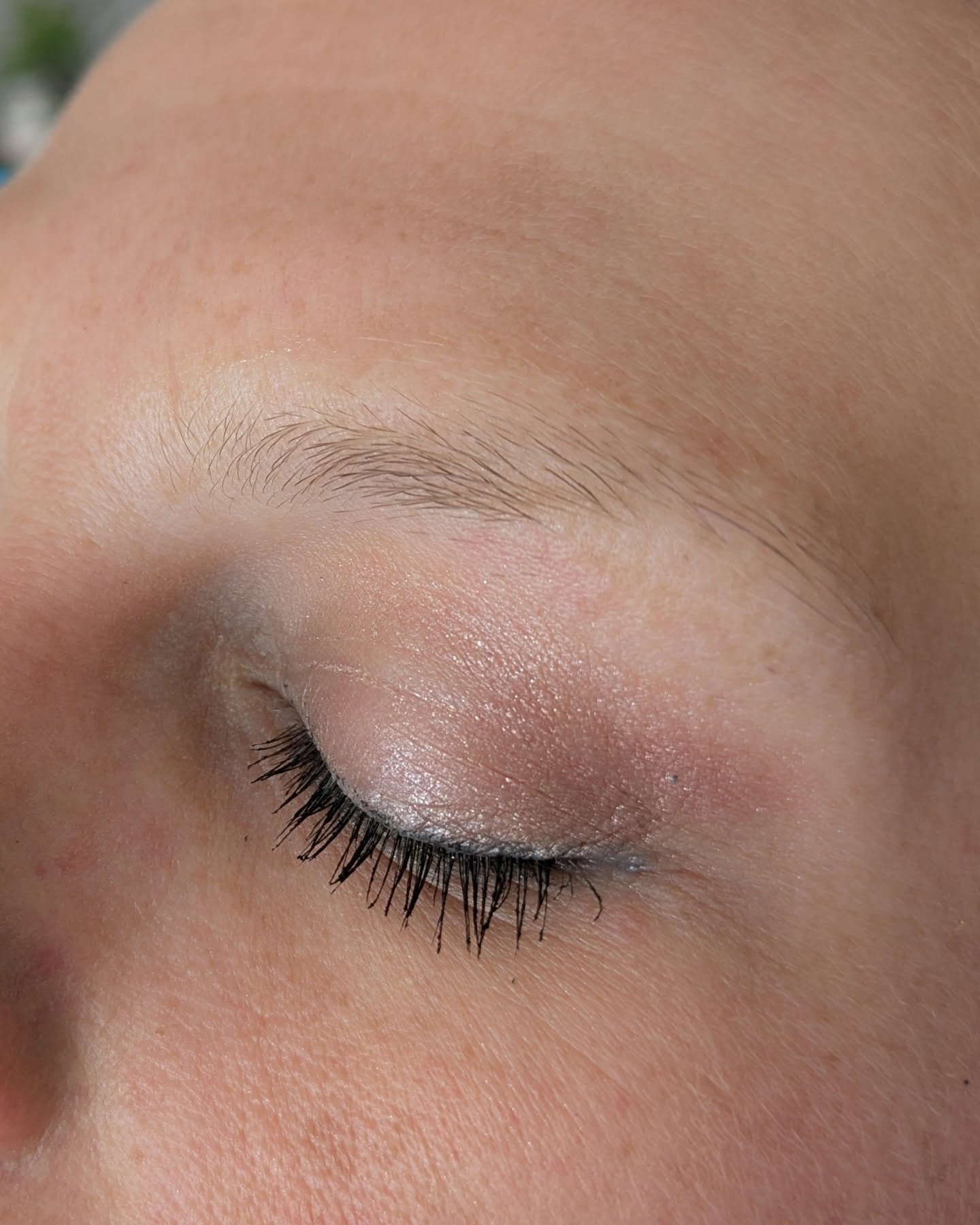 de wenkbrauwen van veel klanten zien er zo uit, aanwezig en toch zijn ze happy met meer tekening, lifting, kleur en volume - de kunst voor mij is om dit toe te voegen, met de finesse van een permanente make-up naald en een vorm die aansluit bij de na