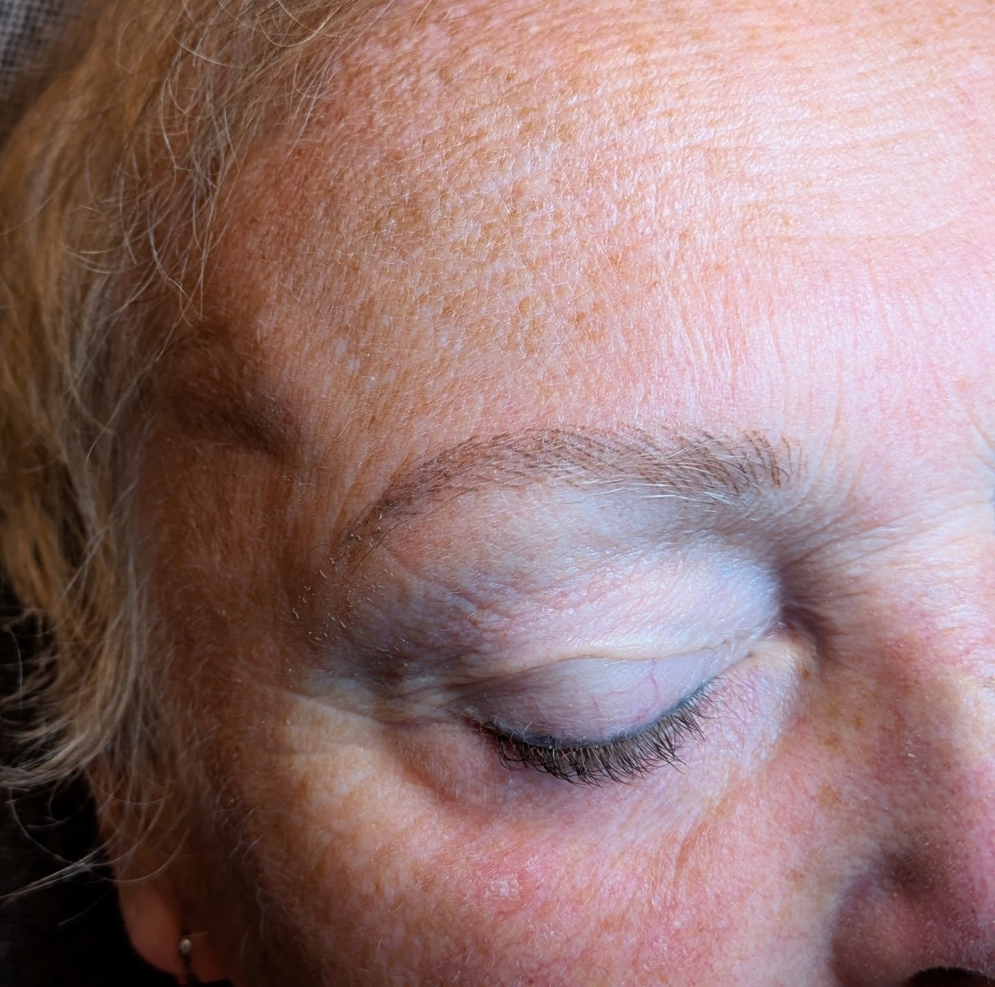 Wat na chemotherapie? Het kan zijn dat de wenkbrauwen niet (helemaal) terugkomen zoals ervoor. Met een naturel tekening en de juiste kleur kan permanente make-up het gezicht weer mooi aankleden en zelfvertrouwen geven π
@schoonheidsinstituut_phaedr