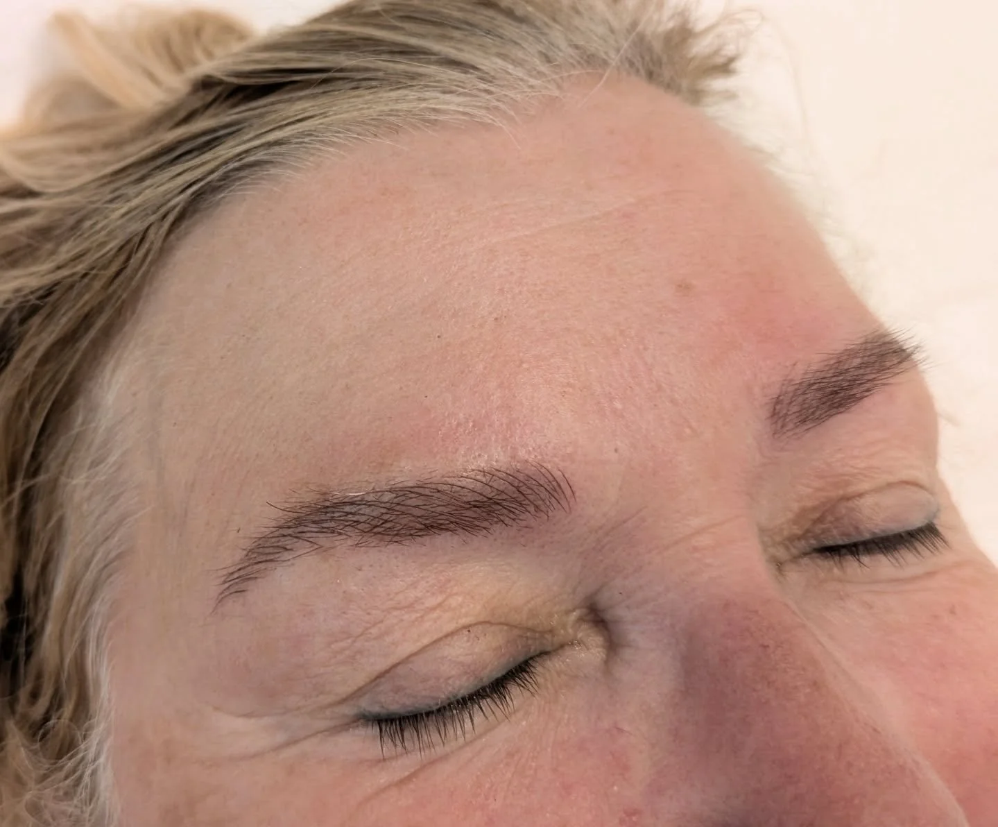fresh brows, new look ππΌ‍βοΈ
symmetrische wenkbrauwen geven toch altijd een mooie blik! #elkedagmooi
πΈ direct na behandeling, resultaat verzacht in de week erna
@permablend_pigments
@schoonheidssalonisabelle_meise
afspraak via www.kobie.be