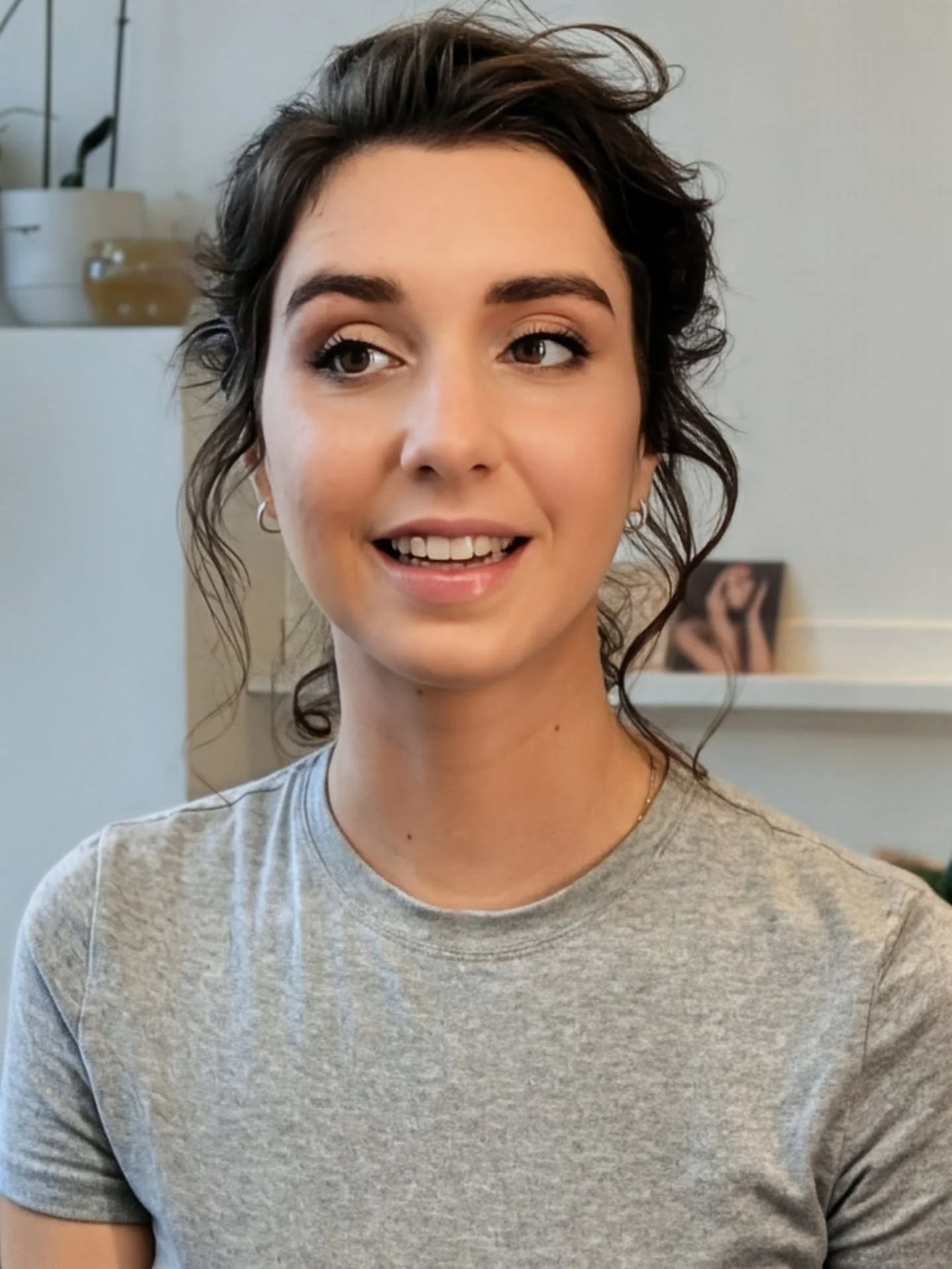 sisters in makeup π―‍βοΈβ€οΈ with a touch of gold 
#feestmakeup volledig gefixeerd voor de opdracht; bestaat een make-up die houdt tot aan de taxi om 5u?
Zeker. En veel plezier.
@makeupforever fixation favorites
Mist & Fix 
Primer step 1 
HD tr