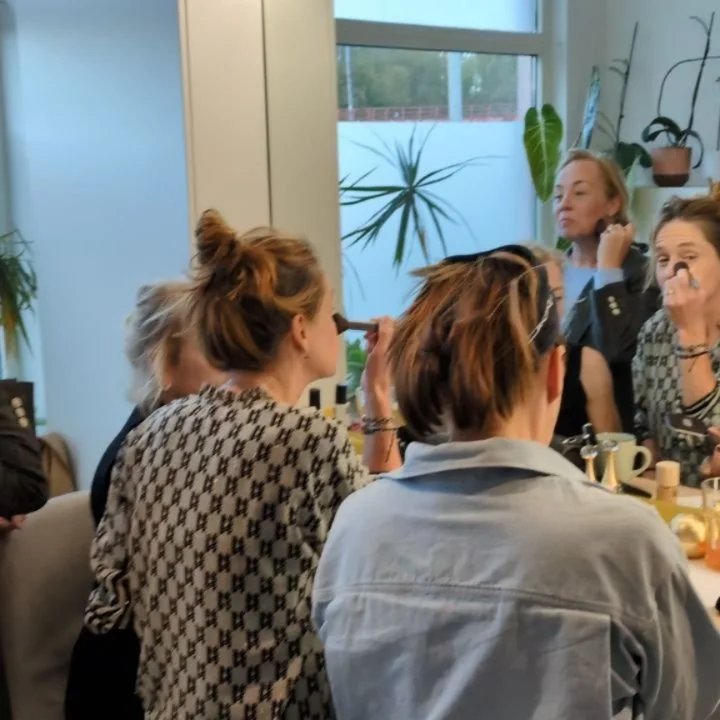 girls night out of last weekend 💄💋 
en hoe het een loveaffair werd met de Hoge Definitie foundation, concealer en poeder van @makeupforever
#makeupworkshop