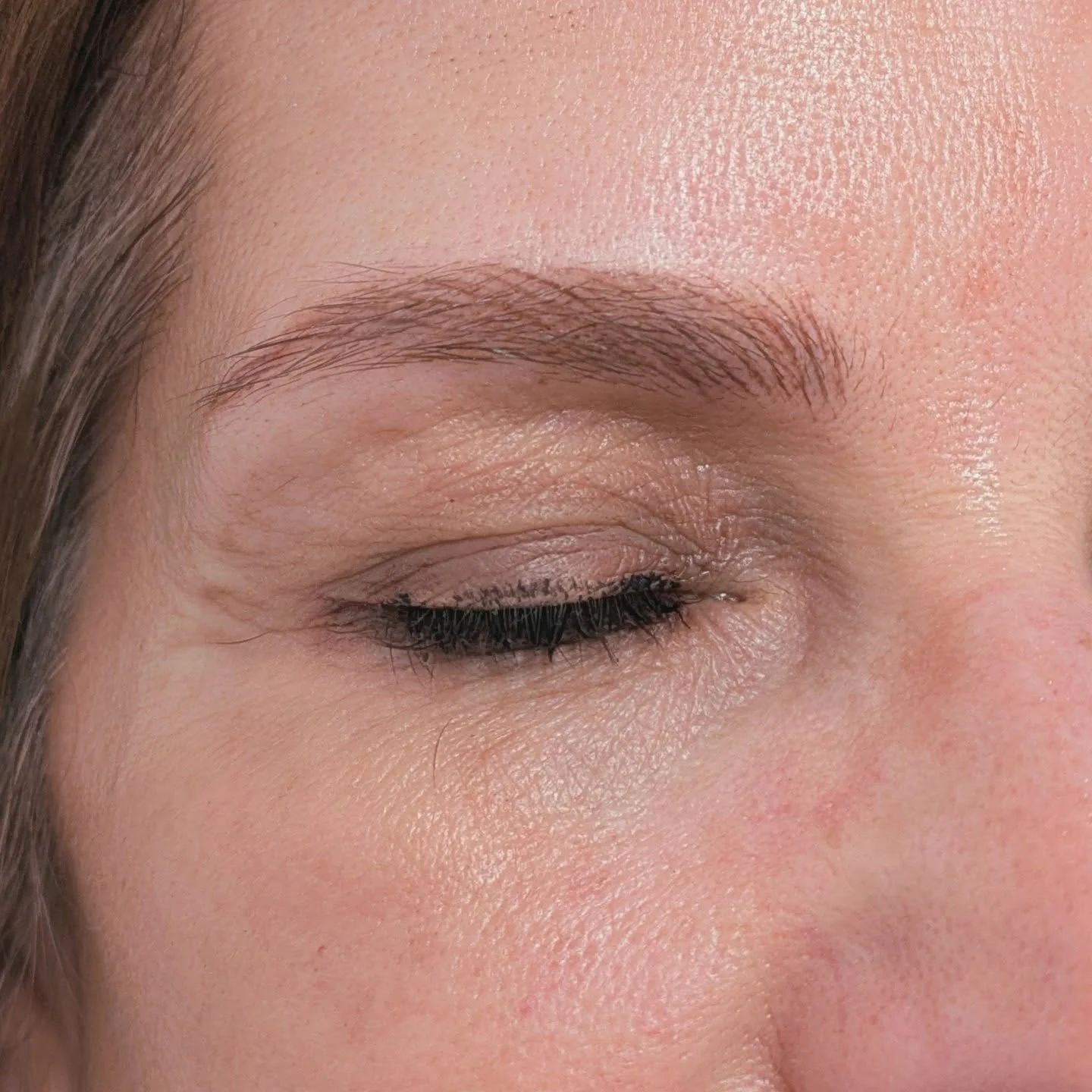 Bang van permanent? No worries! permanente make-up pigmenten vervagen en krijgen jaarlijks een touch-up. Deze hyperrealism hair strokes zijn direct na de touch-up weer even natuurlijk om mee buiten te lopen.

Iedereen welkom, dames, heren (no kids 😉