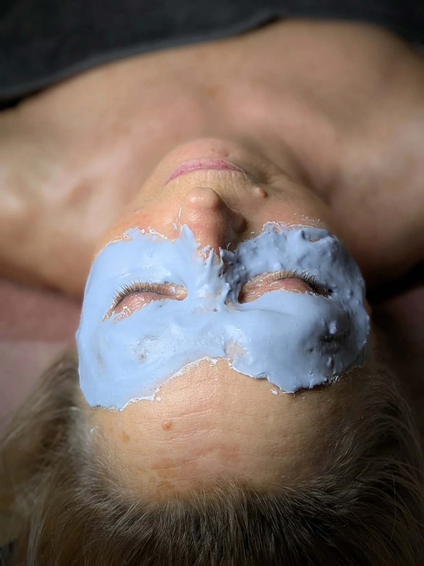 Een heerlijke, reinigende, voedende en ontspannen gelaatsverzorging om de dag te eindigen,
met 100% biologische producten @phyts_france 🙌🏼🌱

#gelaatsverzorging #biologisch #planten #laboratorium #frankrijk