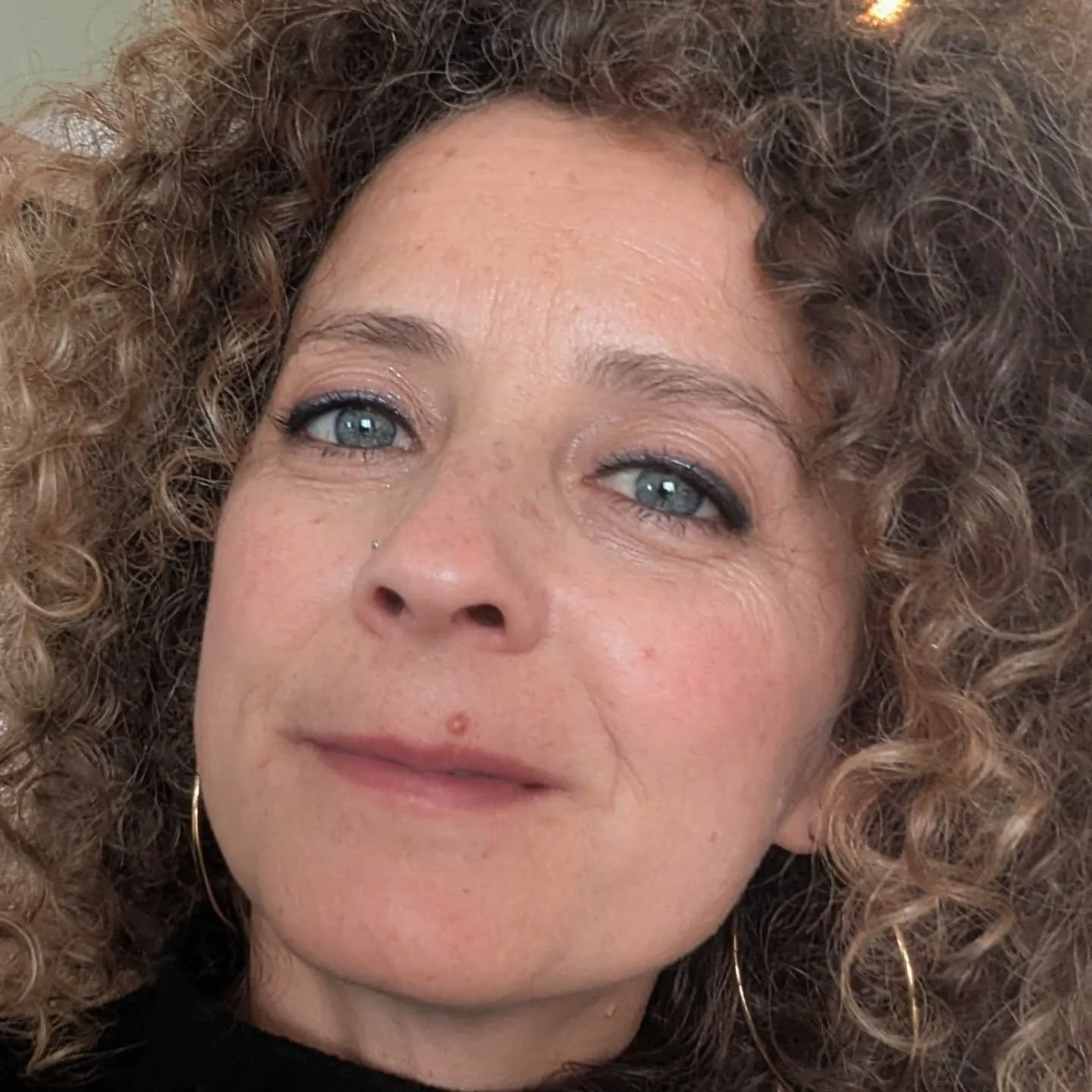 make-up tip van de dag!  voor een naturel look (lees: subtiel maar toch wel opgekallefaterd 😂)
✓full eye makeup 
✓ filmlaagje concealer en foundation rond de ogen en op de ro(n)de wangen
✓ afpoederen met zachte shine on powder
✓ no lips, no brows

e