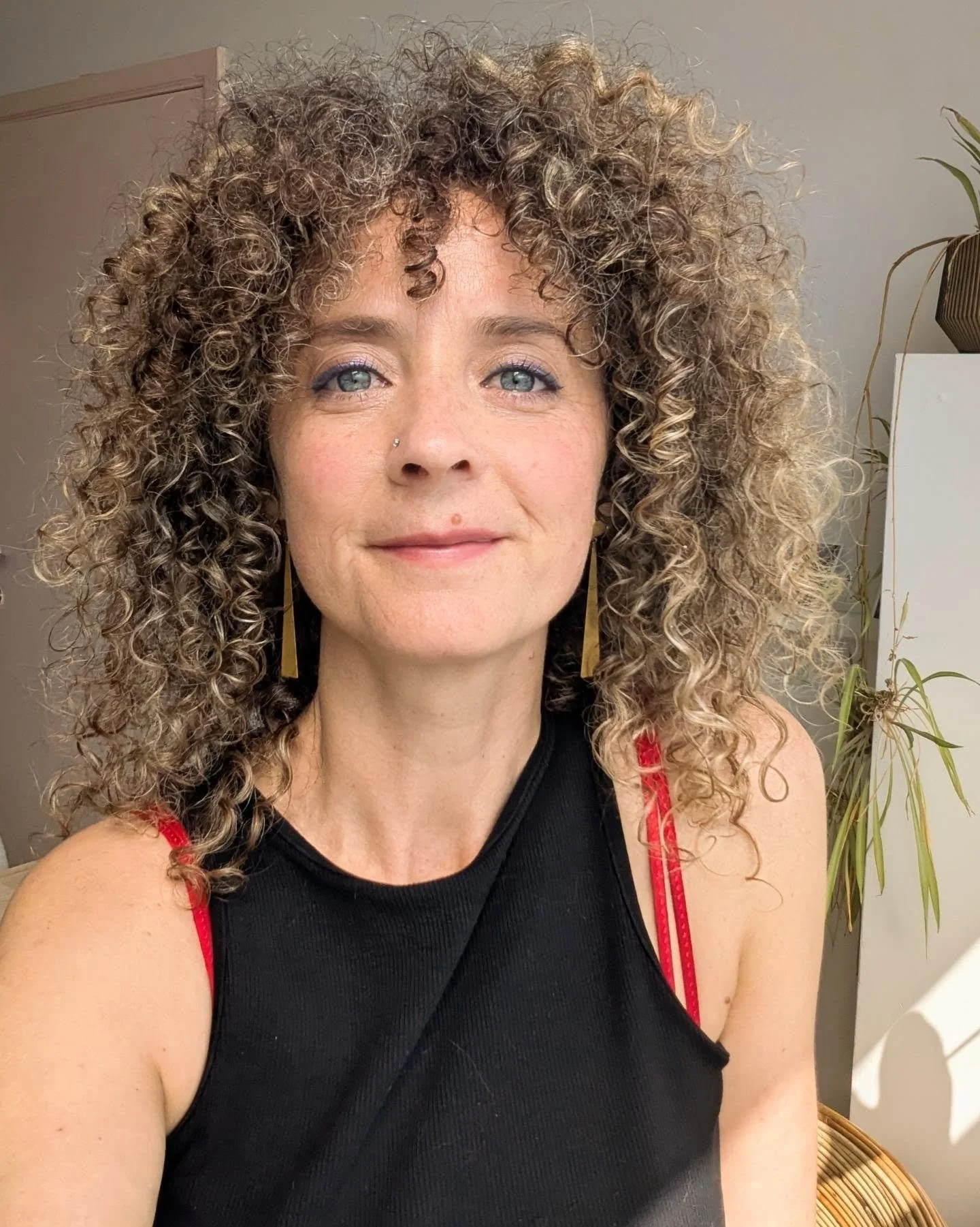 tip tip tip! gekleurde mascara gespot 🤤
@shiseido has got it in meerdere kleuren, goede borstel voor volle wimpers, I like.

#coloredmascara 
#makeuptip 

wees welkom voor workshops 🩷  link in bio