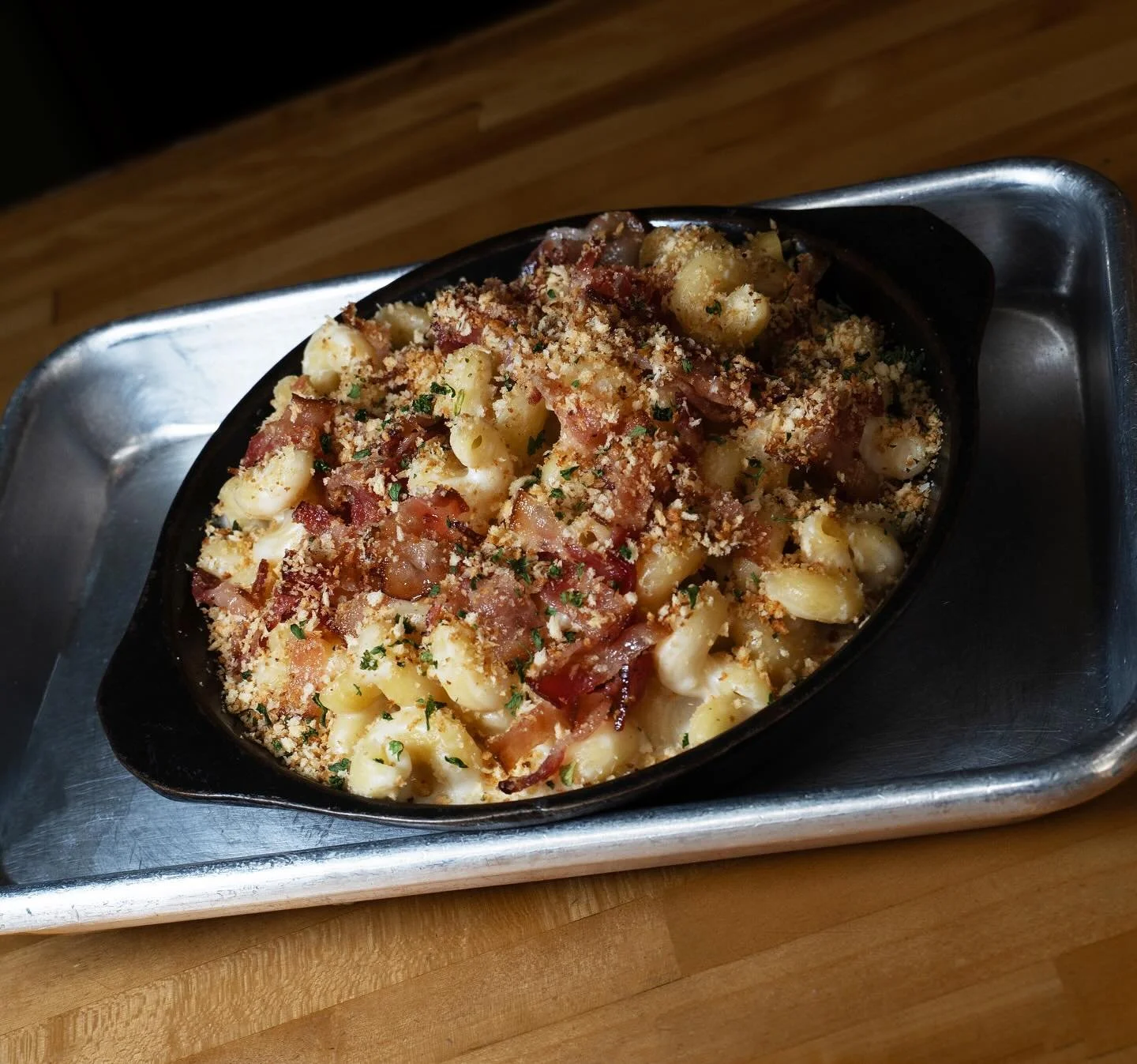 This weather got ya&rsquo; craving some comfort food!?! Well guess what, @raeraesatjoescorner does that too! #fremonteats #macandcheese #cornerbar #nilesca #bayareafood #cocktails