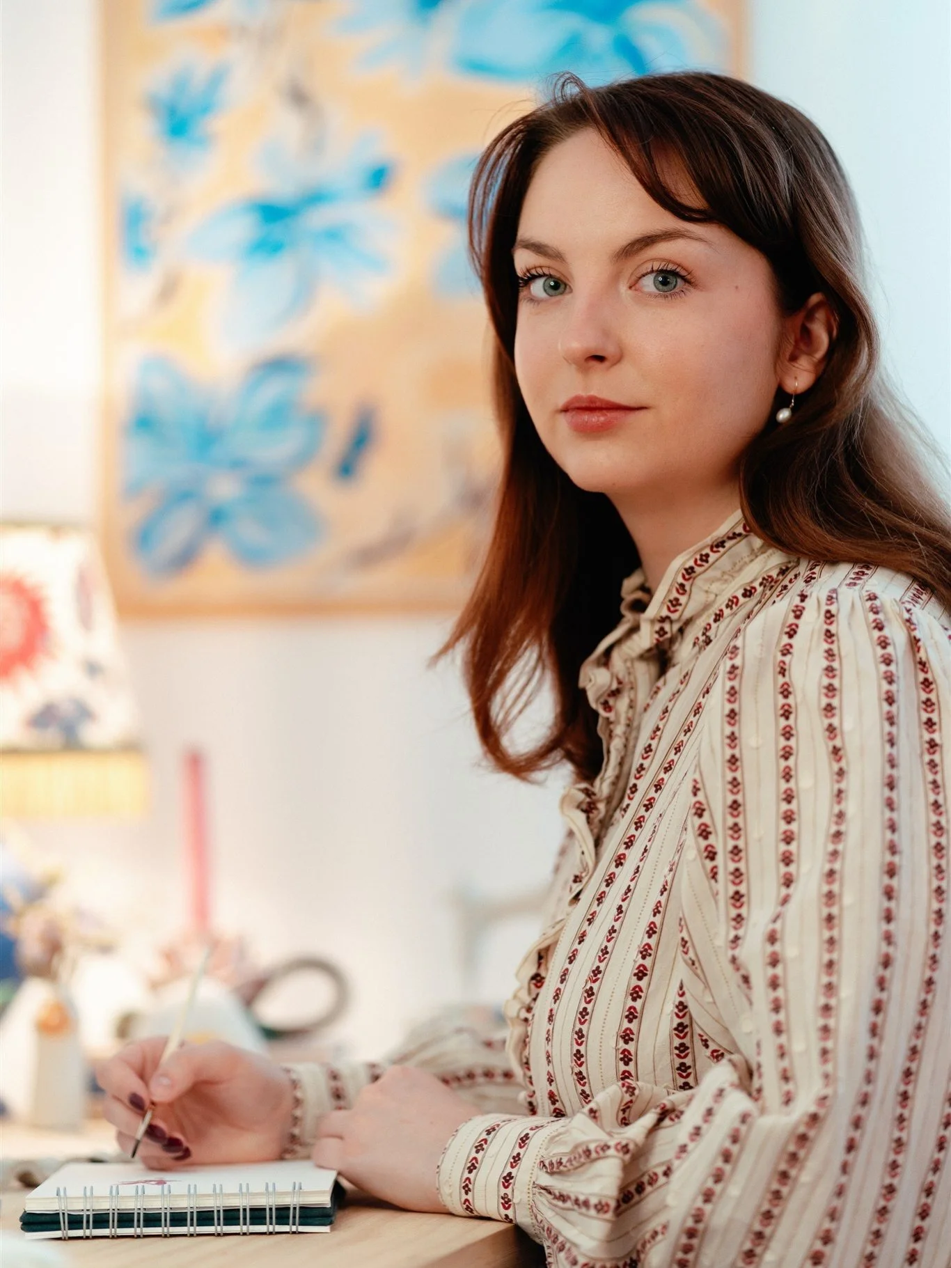 Un portrait professionnel doux, po&eacute;tique et chaleureux, dans l&rsquo;univers (que j&rsquo;adore) de Charlotte qui est Graphiste &amp; Illustratrice 🎨

@charlotte_carron_graphiste 
@charlotte_carron_illustration 

💌 Infos &amp; r&eacute;serva