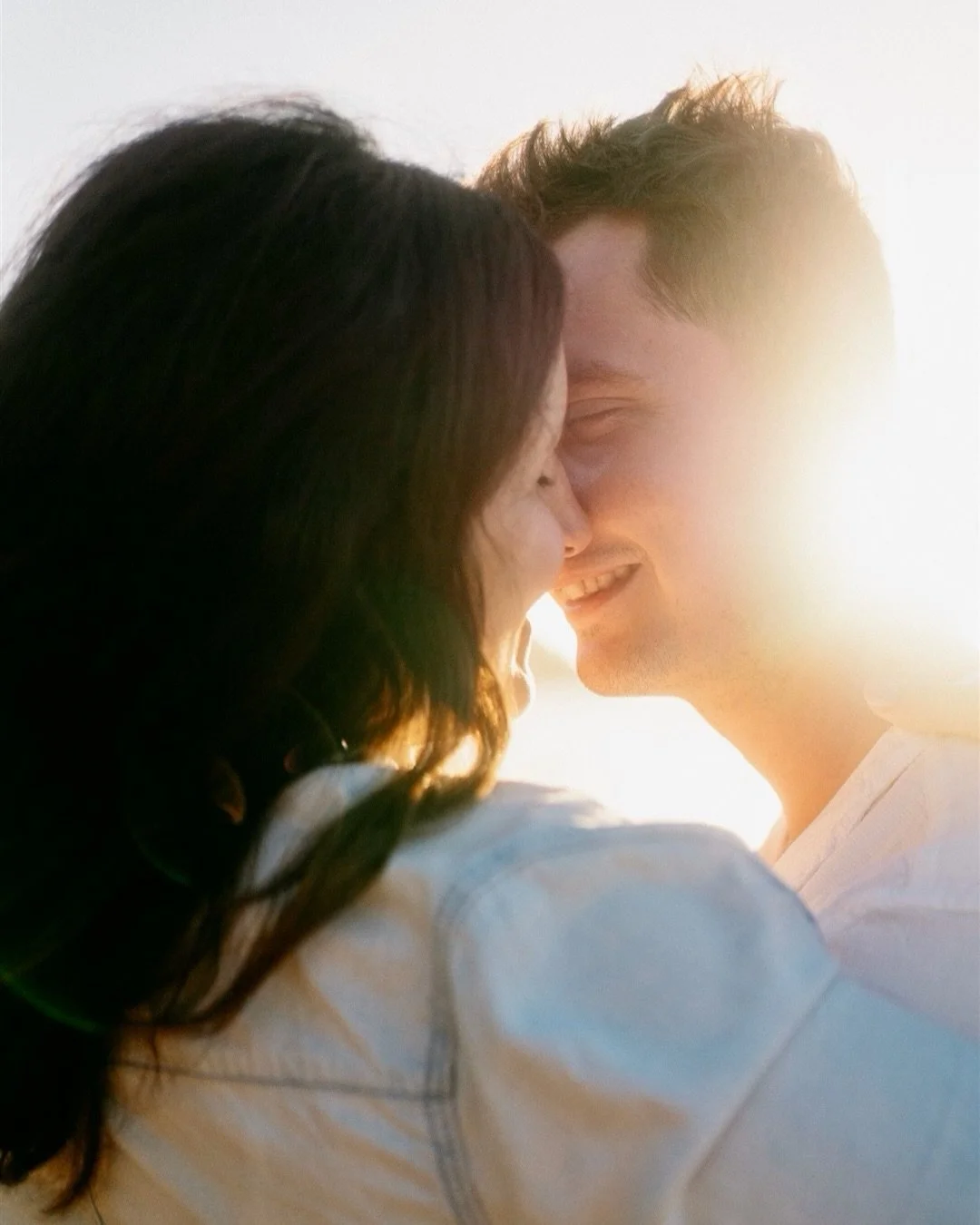 De l&rsquo;amour &agrave; contre jour avec Jennifer &amp; Vincent qui attendent leur premier baby ❤️&zwj;🔥

Je suis Marina, photographe de vos plus beaux instants de vie en Guadeloupe 🌴

💌 Agenda ouvert 
instant.sur.une.ile@gmail.com
+33 647.60.41