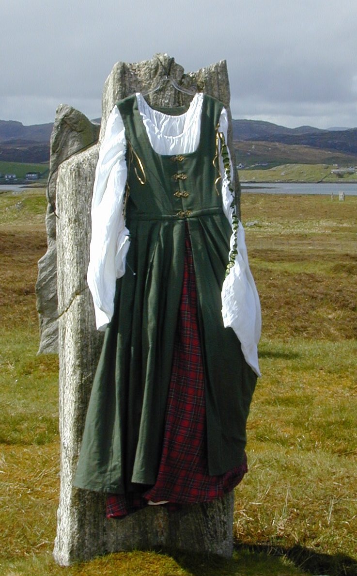 irish, ladies leine, plaid skirt.JPG