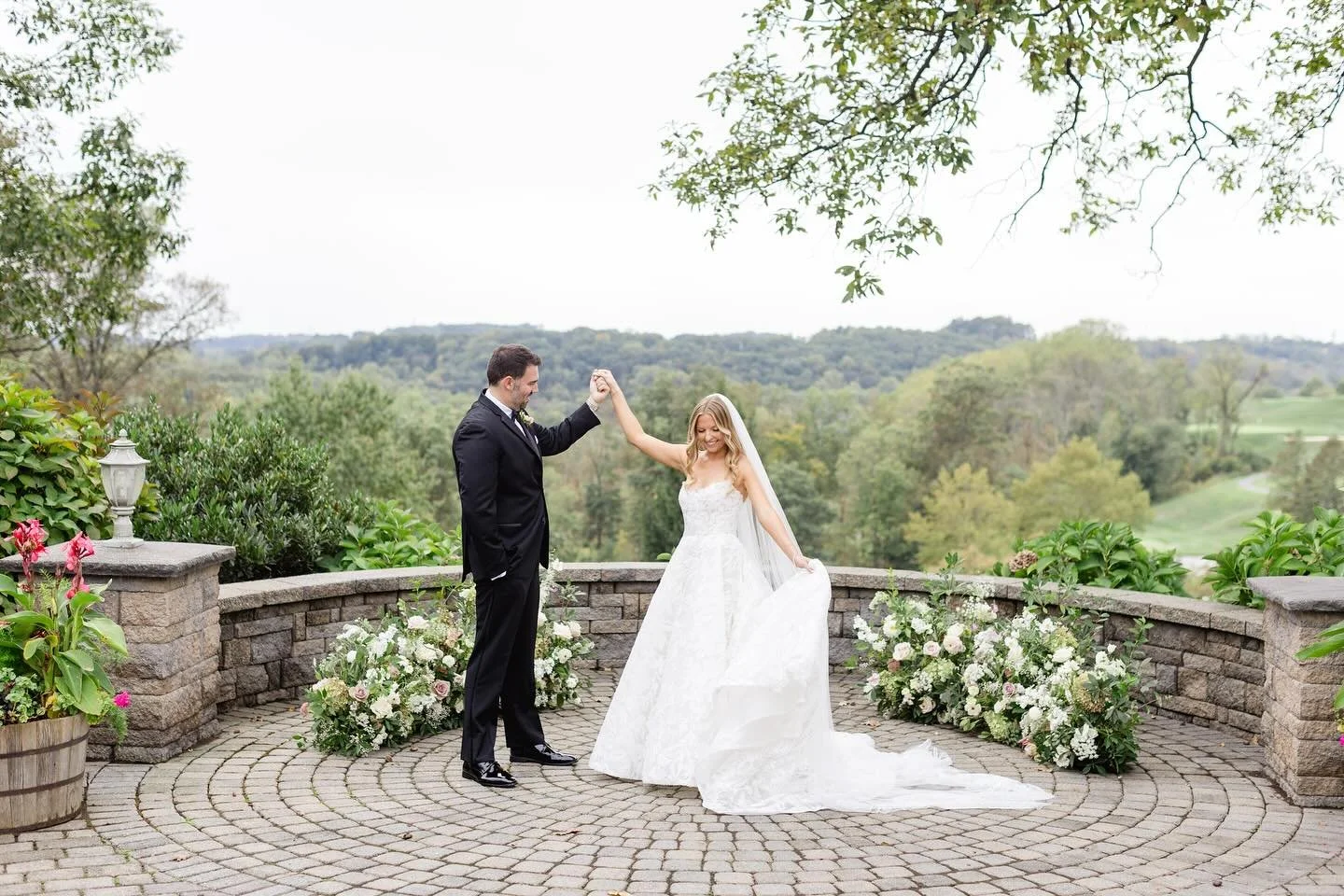 ✨ Alyssa &amp; Tyler ✨ Weddings are about more than just two people &mdash; a wedding day celebrates the generations, the friendships, the fleeting moments that tell the whole story. 
I&rsquo;m bursting with excitement to share these snapshots: celeb