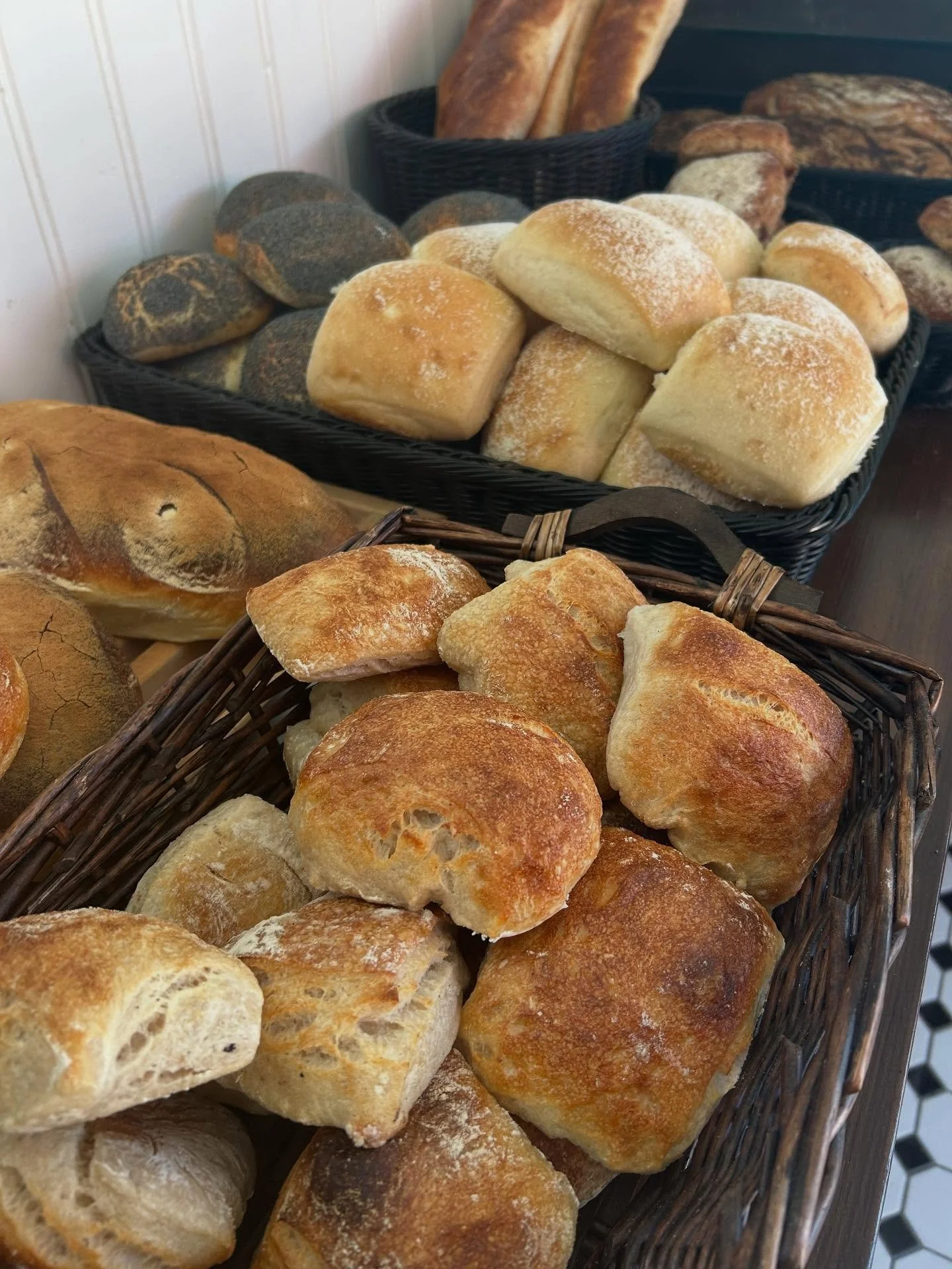 Det doftar nybakat i Solvik !
Nybakat s&auml;tter guldkant p&aring; morgonen och resten av dagen !
Bageriet har &ouml;ppet 9:00-13:00 ons-s&ouml;n.
Pizza 15:00 - 19:00 ons-s&ouml;n.
#n&auml;md&ouml; #solvik #sk&auml;rg&aring;rd #pizzeria #guldkant @n
