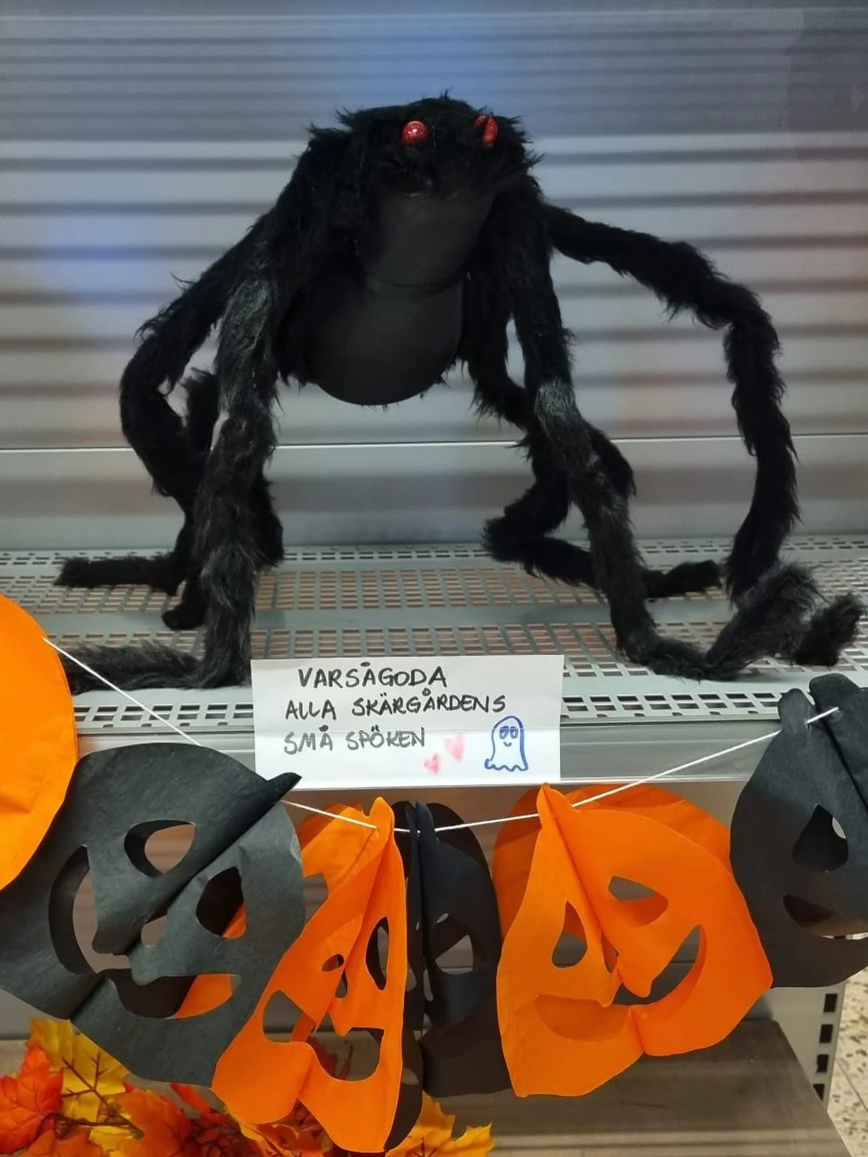 II H&Ouml;STLOVS&Ouml;PPET II 
Under vecka 44 har vi extra &ouml;ppet p&aring; tisdagen den 28 okt mellan kl 12:00-15:00 ! Till alla medf&ouml;ljande sm&aring; sp&ouml;ken och monster bjuder vi p&aring; godis ! Fredag och L&ouml;rdag g&auml;ller ordi