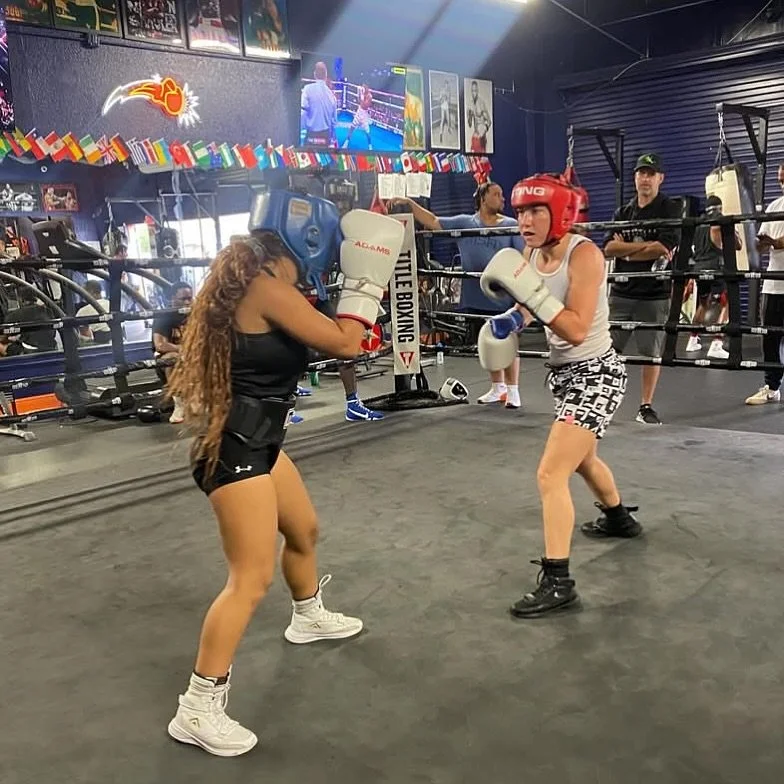 staying sharp 😈 great rounds today with the champ! @sofialanenaortiz 
peep the @adamsboxing gear