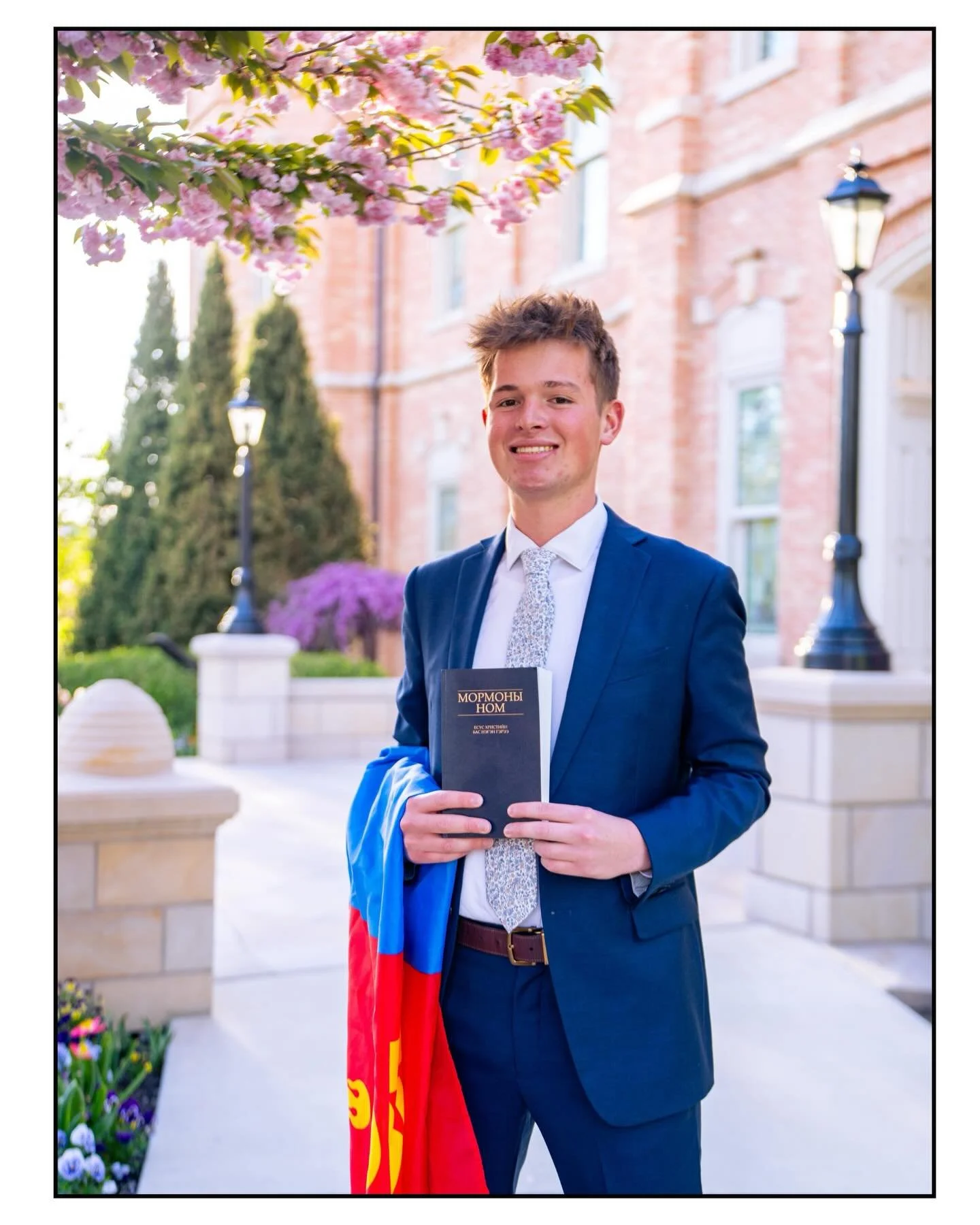 Elder Cooper is going to Mongolia! Congrats to this amazing guy!!
#missionary #missionphotographer #mongolia #sonya7cr #sonyalpha