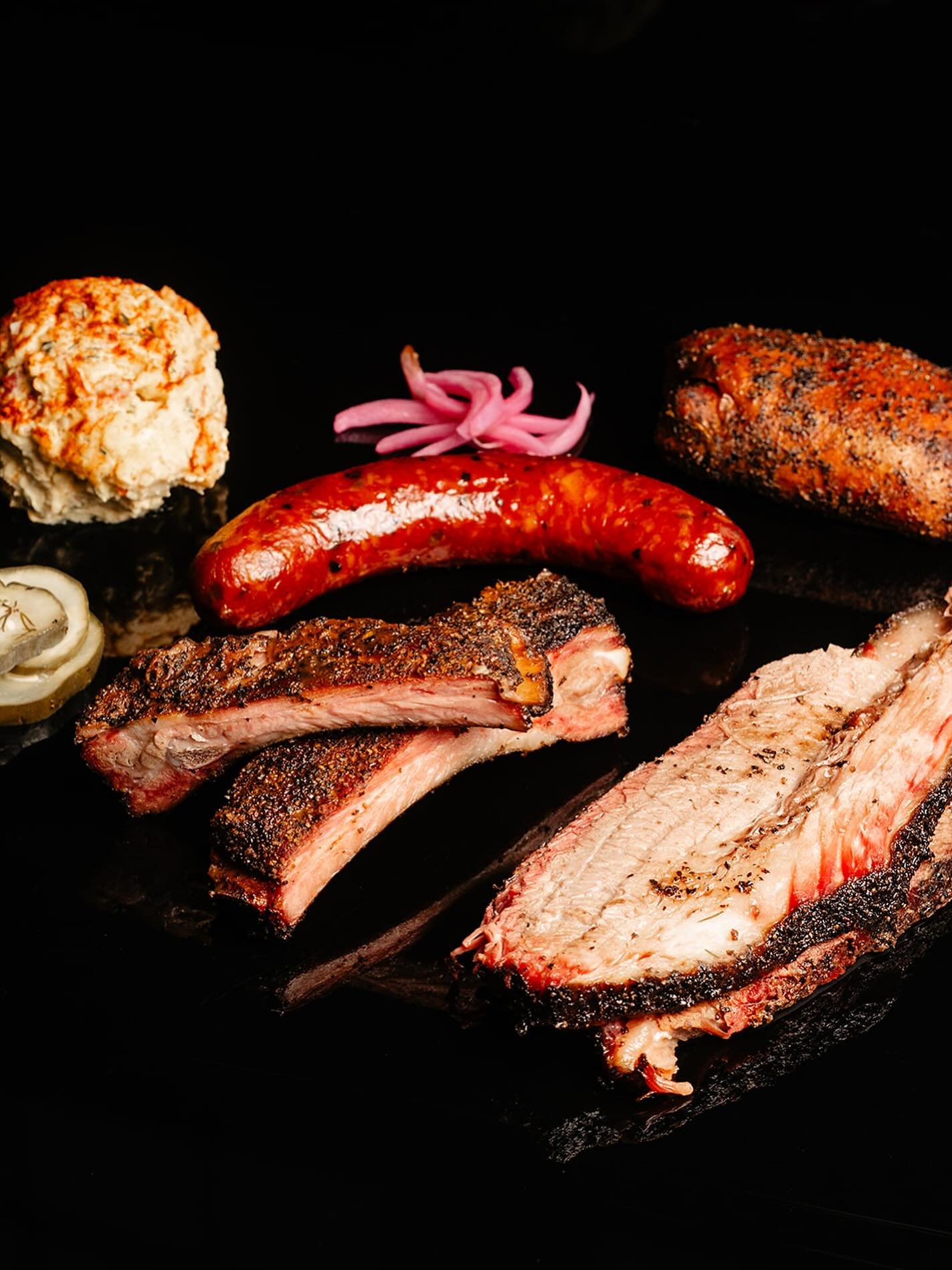 🚨FATHERS DAY POP UP🚨
Come see us this weekend on Sunday the 15th starting at NOON at @variantbrewingcompany 🍻
We got a full menu with all the classics:
-brisket
-glazed spare ribs
-jalapeño cheese sausage
2 new summer sides we will be ru