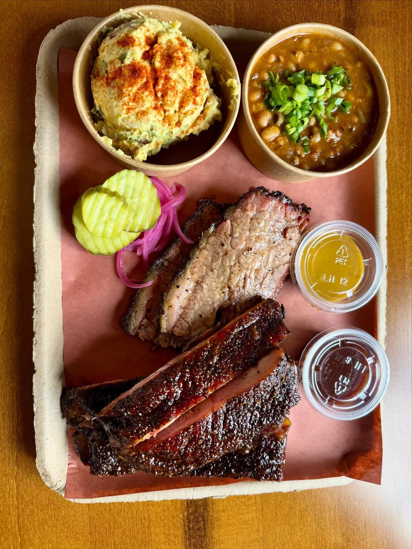 Very excited to be back popping up at @variantbrewingcompany this Saturday, 11/8, starting at NOON. 🍻

There is a new side dish in town ➡️ Pitmaster Helper aka Chili Mac. Ground superior angus beef brisket is smoked in the pit, mixed with chili spic