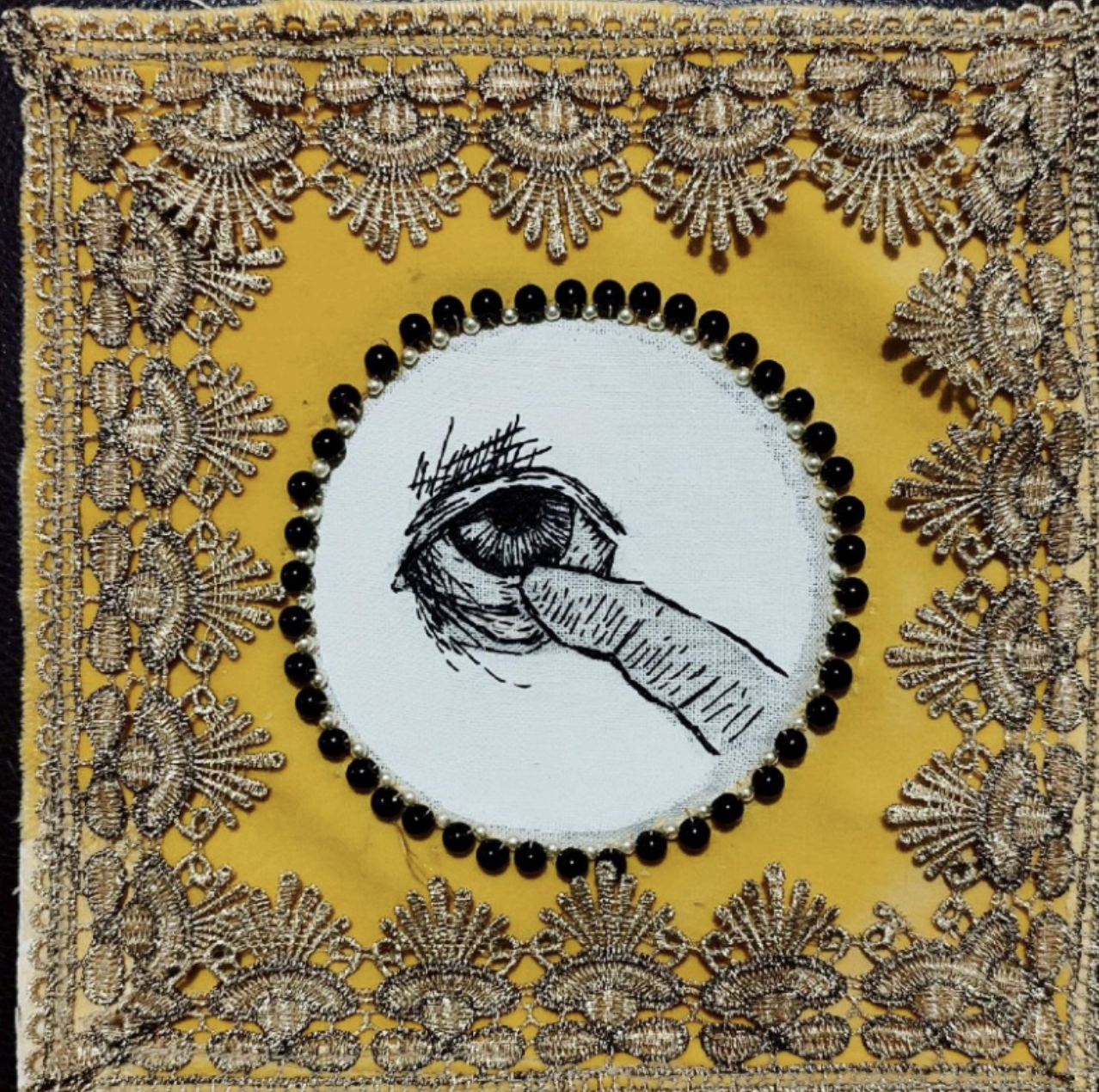 USTED ESTÁ AQUÍ /
Bordado sobre tela /
30 x 30 cm /
2024