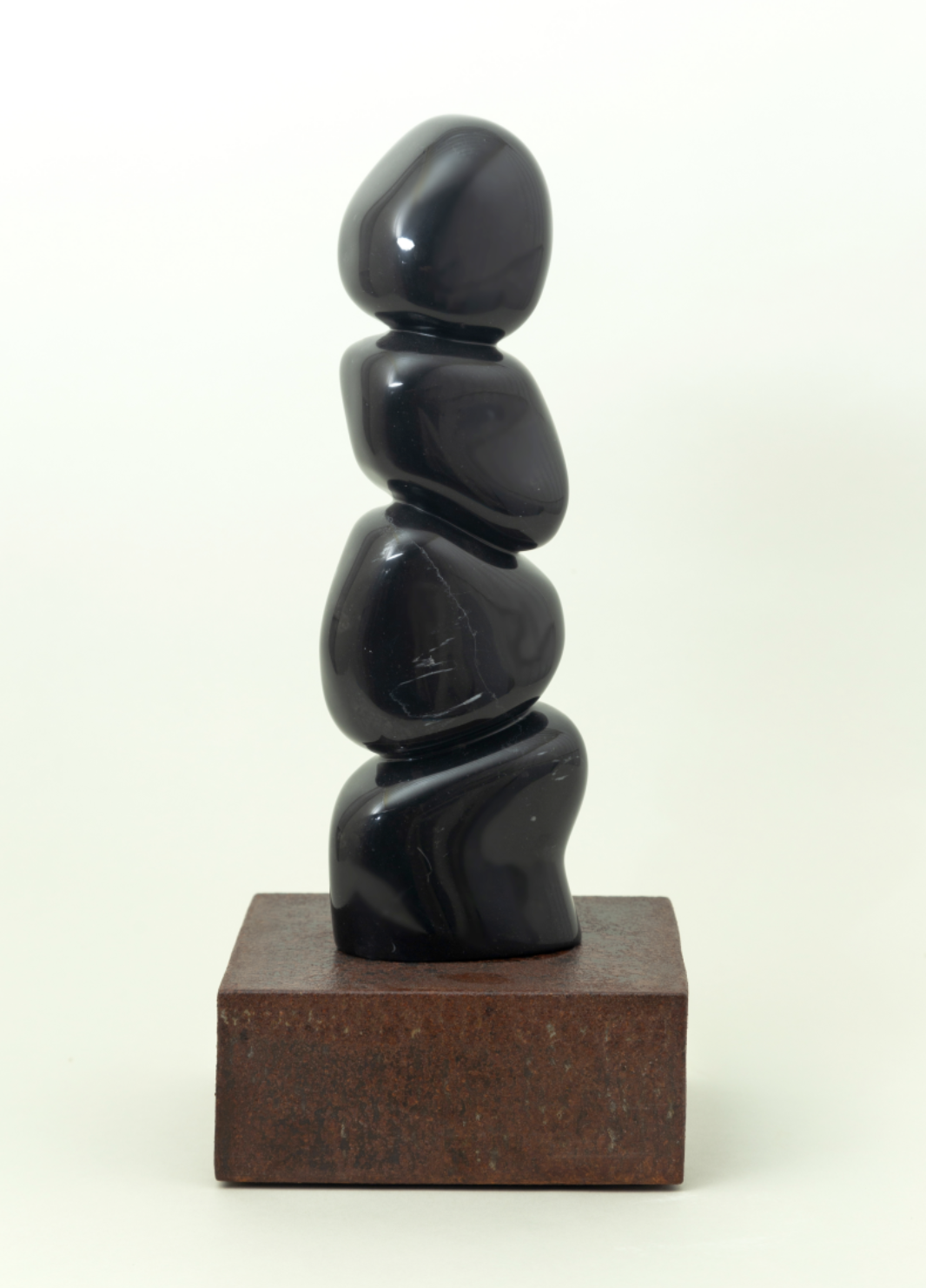 Estudios de Termodinámica III, 2024 /
Talla directa sobre mármol negro con base de acero al carbon /
45 x 17.5 x 19 cm