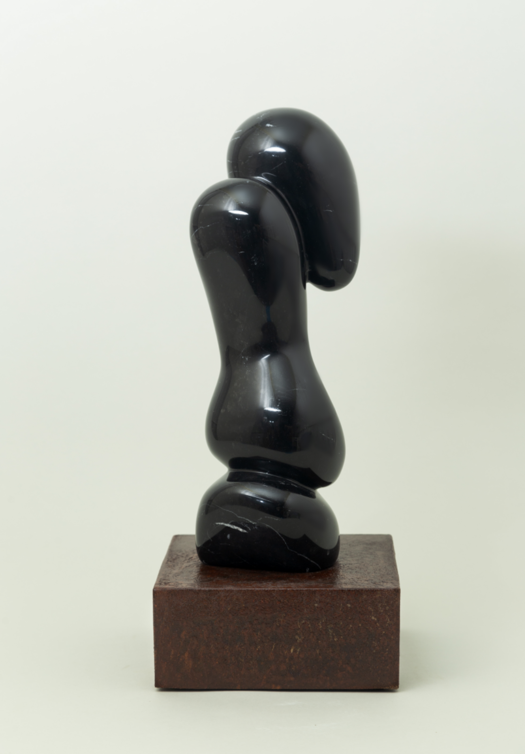 Estudios de Termodinámica II, 2024 /
Talla directa sobre mármol negro con base de acero al carbon /
45 x 19.5 x 19.5 cm
