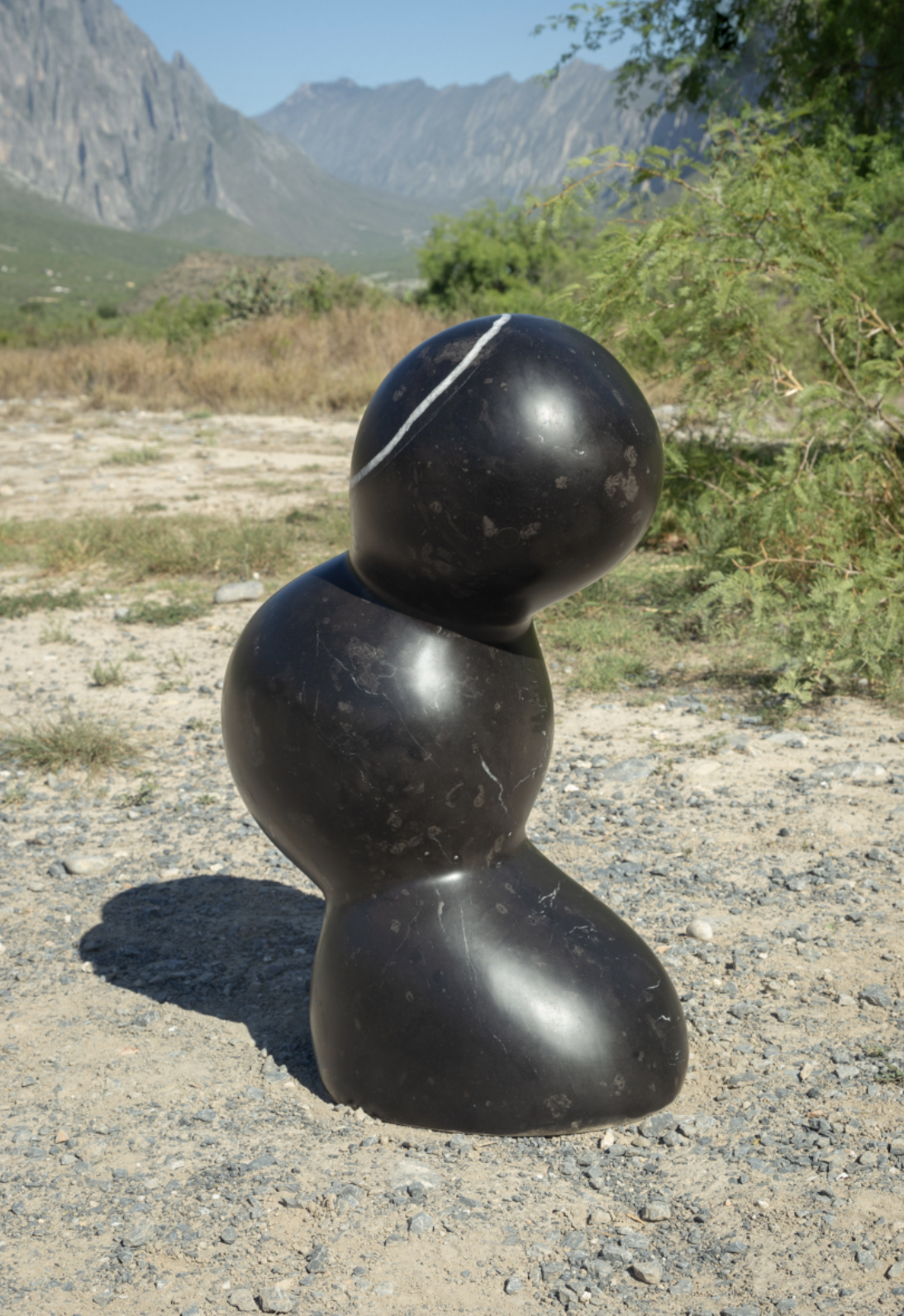 Estudios de Termodinámica VI, 2025 /
Talla directa sobre mármol negro /
72 x 24 x 43 cm