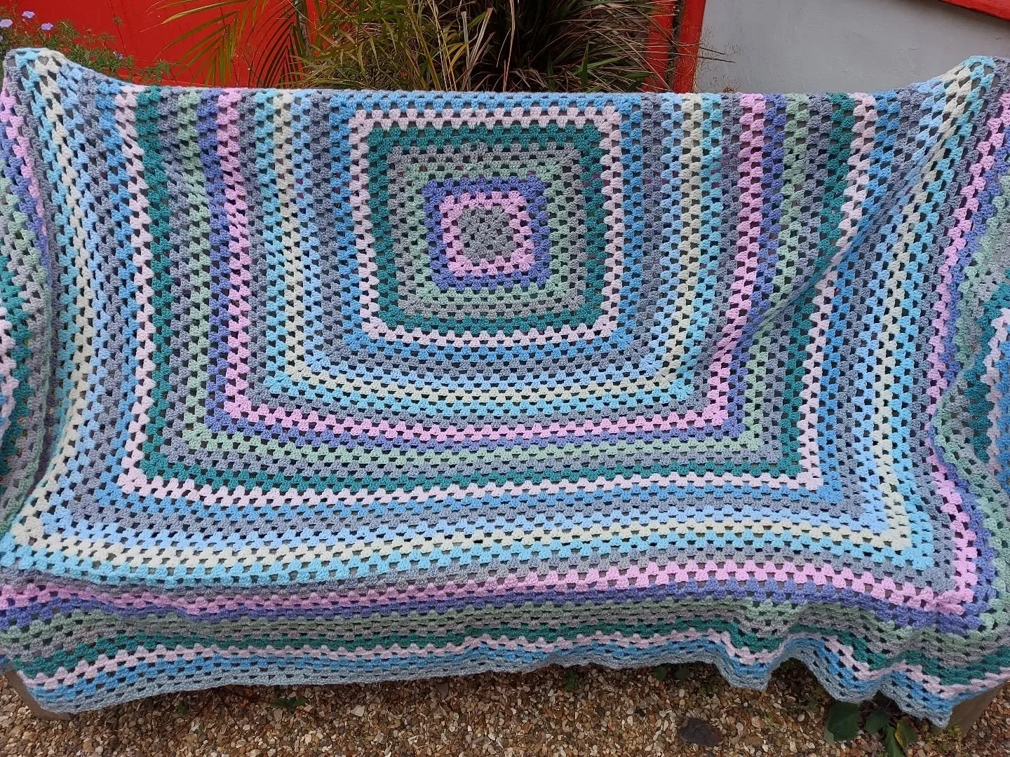 Jean in Bexhill has gone large with this huge granny square blanket.  We can only imagine how long each round on the outer edge took !

Thank you, Jean. This is our Crochet of the Day!

#crochetoftheday #crochet #handmade #grannysquare #grannysquareb