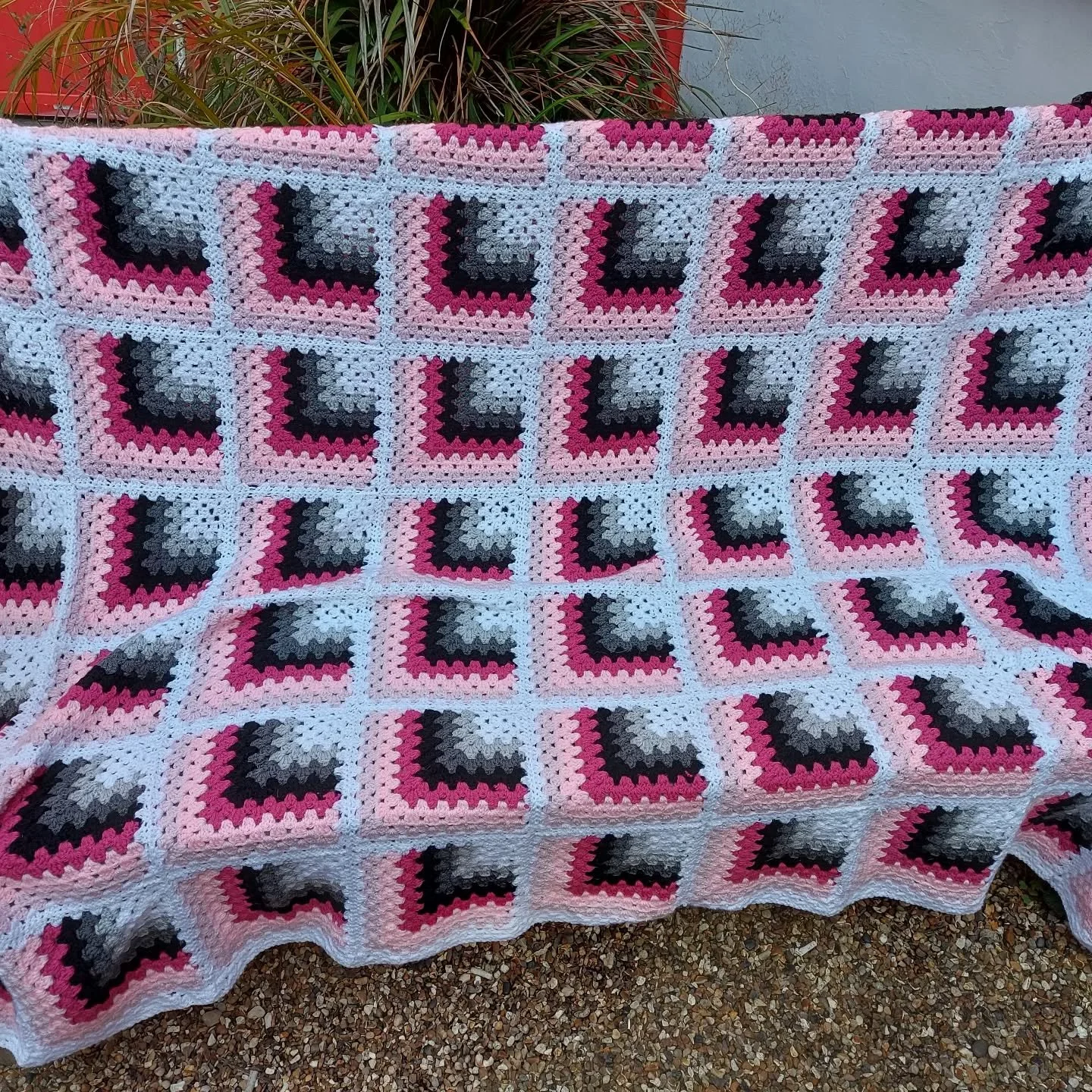 Joanne has sent us the huge and magnificent blanket. Yet another fascinating variation on a Granny Square design. We love the geometric optical illusion effect. 

Thank you Joanne. This is our Crochet of the Day!

#crochetoftheday #handmade #crochet 