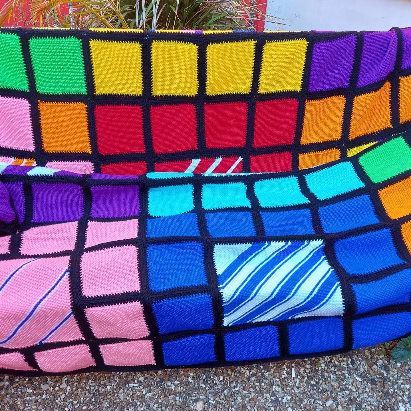 Liz came into KFP HQ a couple of weeks ago to drop off this enormous blanket.  It's magnificent and we love the bright colours and bold design. 

Thank you, Liz.

This is our Knit of the Day!

#knitoftgeday #handmade #handknit #knitting #knittedblank