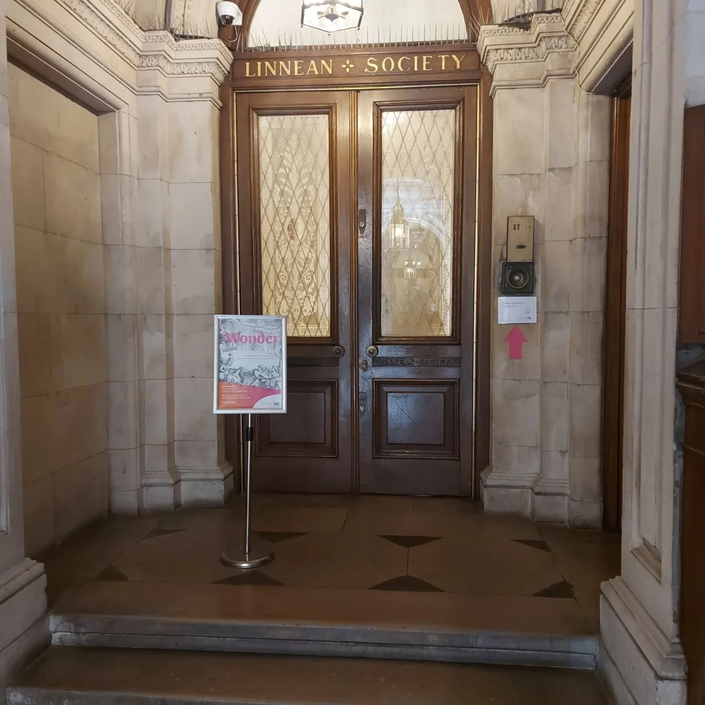 If you've ever walked into the Royal Academy in London from Piccadilly, you've walked past a door you may never have noticed.  This is the door to the Linnean Society, established in 1788 and dedicated to the study of nature.

It is here that our vol