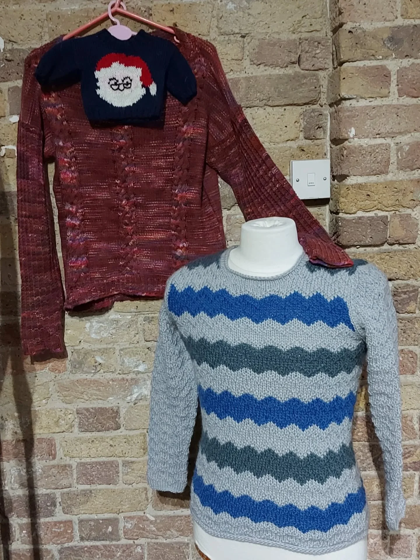 We opened a big box containing an eclectic and amazing collection of  yarny things.  It was sent to us anonymously by an extremely talented knitter. There is colour and texture in abundance. 

Thank you, Knitters!  These are our Knit of the Day!

#kn