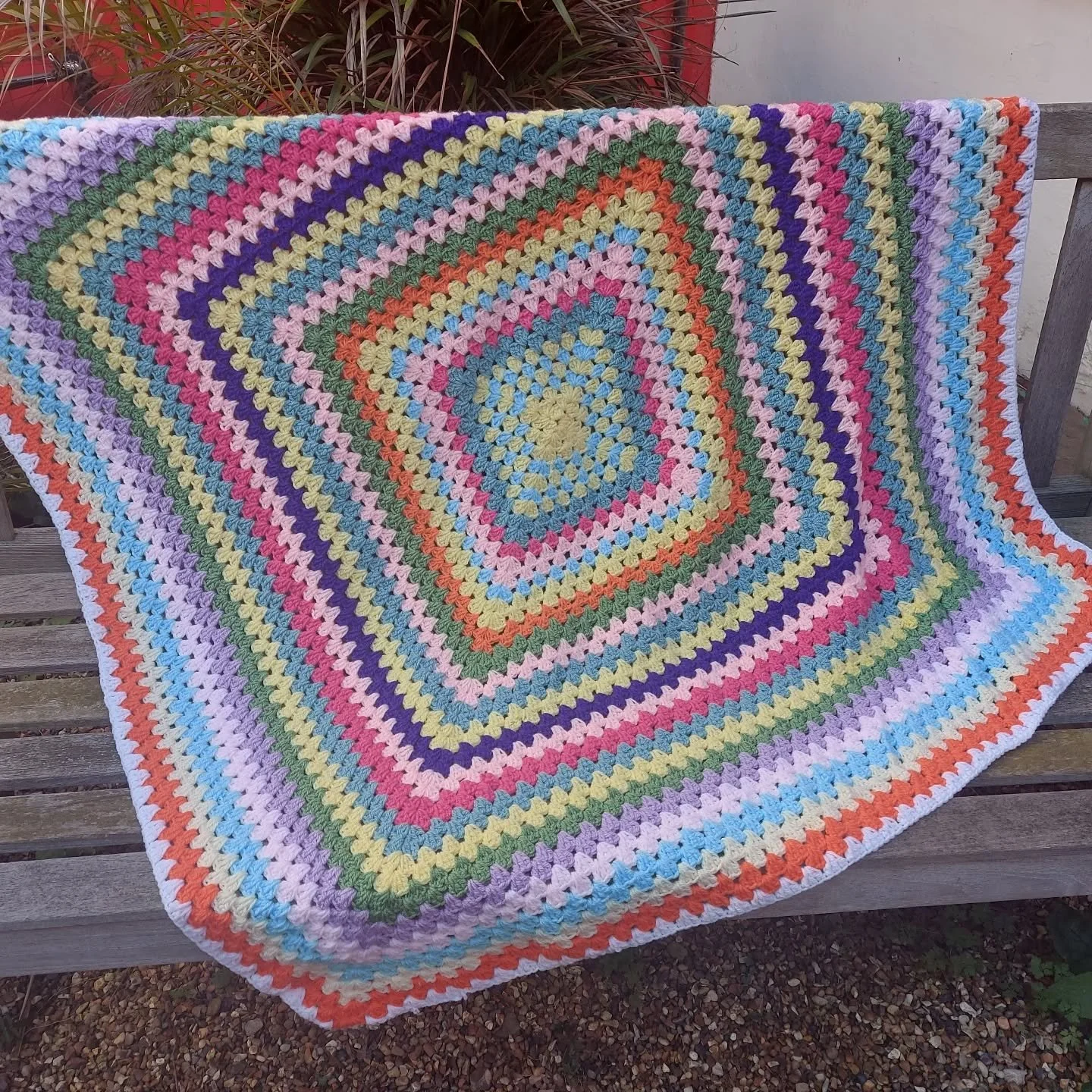 Ida in Broadstairs has sent us this cheerful blanket. In her note she says that she is sending it in response to The People's  Friend magazine's Love Darg.  We are delighted to again be the nominated charity for the Love Darg. 

This is a tradition i