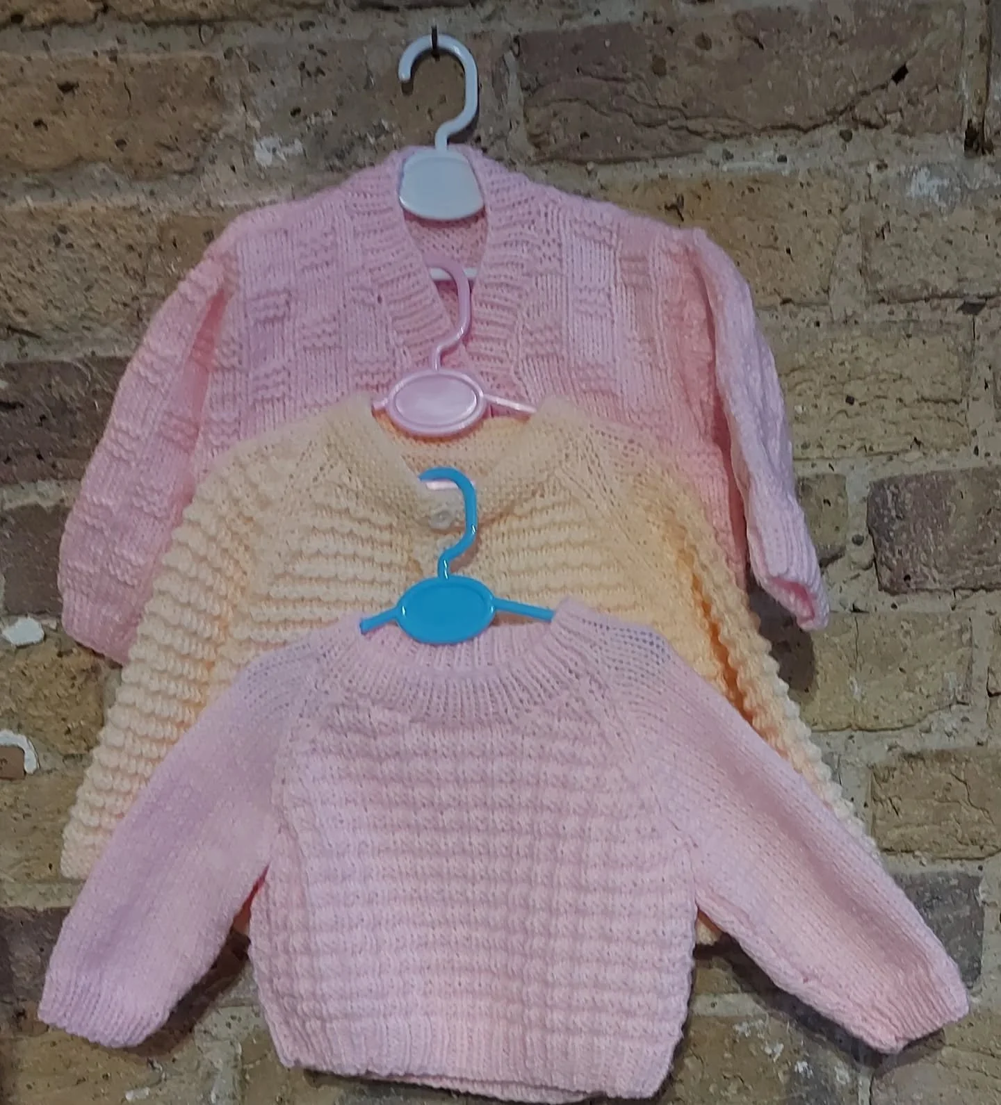 Wool and Waffle in Banbury sent us a huge box of woolly loveliness. We especially like these textured baby jumpers. 

Thank you, Wool and Waffle!  These are our Knit of the Day. 

#knitoftheday #handknit #knitting #knittingforcharity #yarnlover